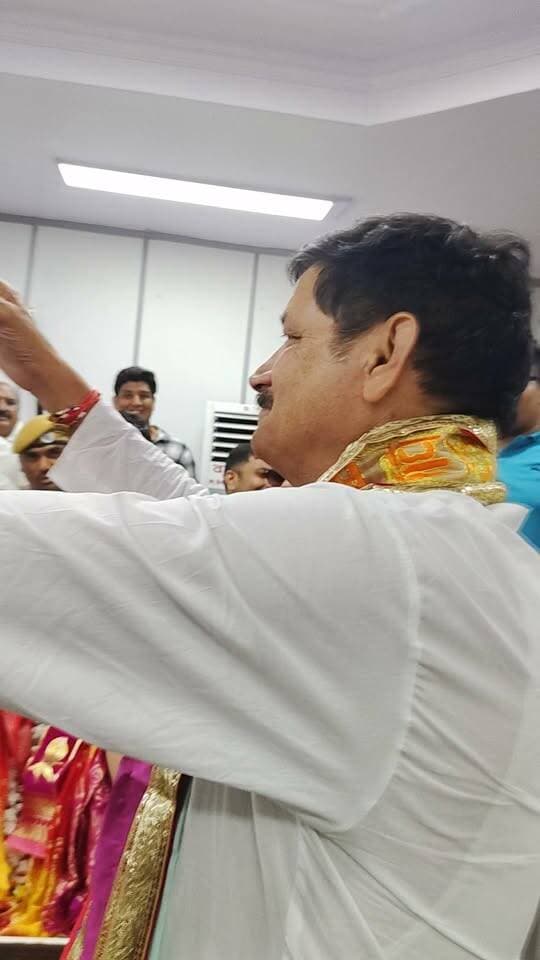 भरतपुर मेयर अनुराधा सिंह के पति हजारी लाल बने फोटोग्राफर... पत्नी का खींचा फोटो