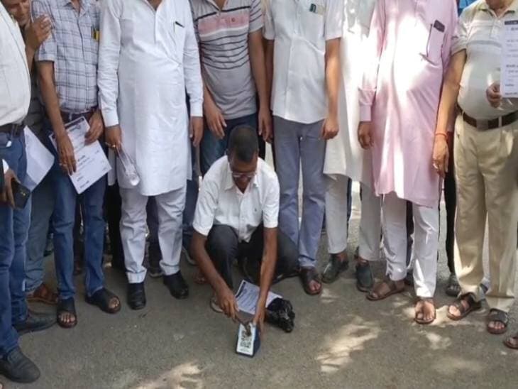 *शाहजहांपुर में व्यापारियों ने पेटीएम साउंड बॉक्स तोड़कर किया विरोध:* मर्चेंट शुल्क का विरोध, कहा- व्यापारी नकद लेनदेन की ओर लौटने को मजबूर होंगे