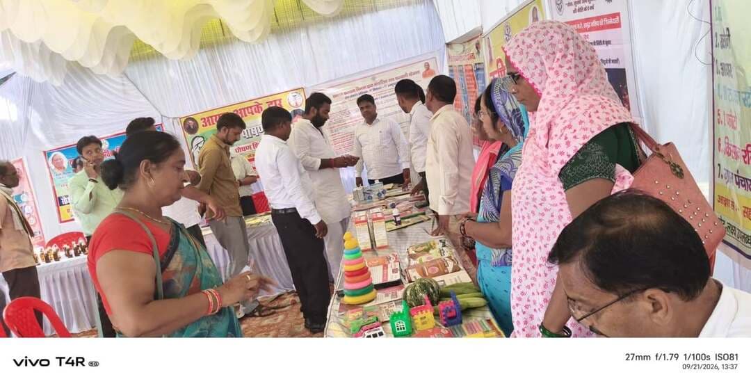 मऊ के सभी विकासखंडों में सेवा संकल्प अभियान के तहत बहुउद्देशीय कार्यक्रम, ग्रामीणों को दी गई योजनाओं की जानकारी
मऊ जनपद के सभी विकासखंडों में सेवा संकल्प अभियान के तहत बहुउद्देशीय कार्यक्रम और जन-जागरूकता शिविरों का आयोजन किया गया। कार्यक्रमों में ग्रामीण क्षेत्र के लोगों ने सहभागिता की। विभिन्न विभागों की ओर से केंद्र और राज्य सरकार की जनकल्याणकारी योजनाओं और सेवाओं की जानकारी आमजन को दी गई।
शिविर में विभागीय अधिकारियों और कर्मचारियों ने लोगों को योजनाओं की पात्रता, आवेदन प्रक्रिया और मिलने वाले लाभ के बारे में जानकारी दी, ताकि कोई भी पात्र व्यक्ति सरकारी योजनाओं के लाभ से वंचित न रहे।
विभिन्न विभागों की ओर से लगाए गए स्टॉल के माध्यम से पात्र लाभार्थियों को योजनाओं का लाभ दिलाने, आवेदन कराने और आवश्यक सेवाएं उपलब्ध कराने की कार्रवाई की गई। इस दौरान ग्रामीणों की समस्याएं और शिकायतें भी सुनी गईं तथा उनके त्वरित समाधान के लिए संबंधित अधिकारियों को निर्देश दिए गए।
कार्यक्रम के माध्यम से ग्रामीणों को सरकारी योजनाओं का अधिक से अधिक लाभ लेने और पात्र लोगों को योजनाओं की जानकारी देने के लिए जागरूक किया गया।