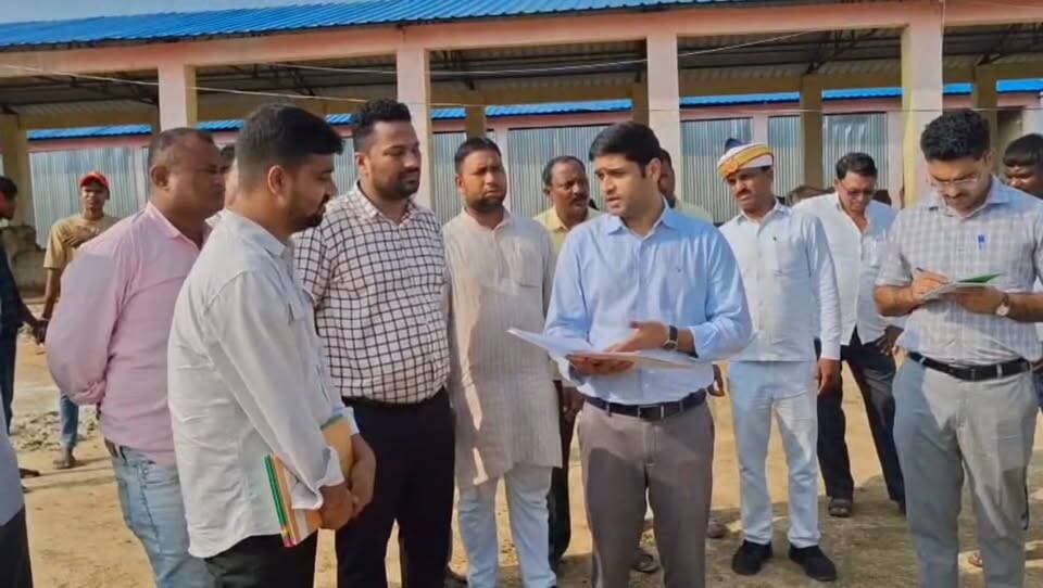 डीएम ने कुड़वां गो आश्रय स्थल का किया औचक निरीक्षण, खामियों पर अधिकारियों को नोटिस के निर्देश
