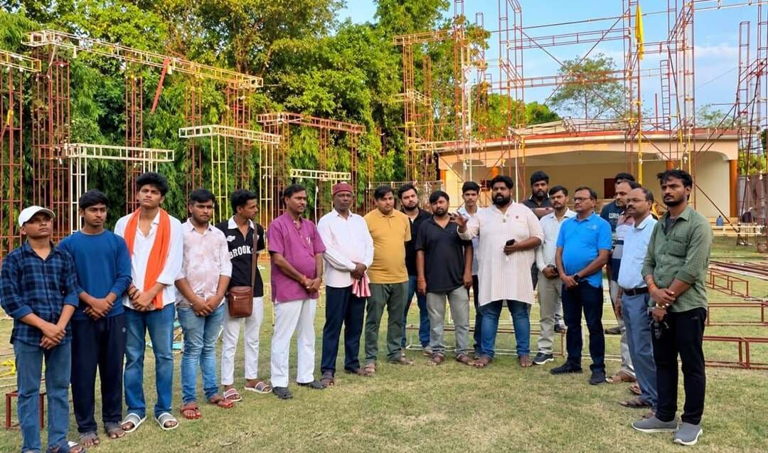मऊ में दुर्गा पूजा के 55वें आयोजन में दिखेगा प्राचीन शिक्षा और आधुनिक मोबाइल संस्कृति का संदेश
मऊ में जय माँ दुर्गा पूजा समिति, हिंदी भवन की ओर से वर्ष 2026 में आयोजित होने वाले दुर्गा पूजा महोत्सव को इस बार सामाजिक सरोकार से जोड़ते हुए विशेष थीम के साथ प्रस्तुत किया जा रहा है। वर्ष 1972 से लगातार प्रतिमा स्थापना कर रही समिति इस वर्ष अपने 55वें आयोजन की तैयारी में जुटी है। समिति के अनुसार, यह जनपद की प्रमुख और ऐतिहासिक दुर्गा पूजा परंपराओं में से एक है।
इस बार समिति ने “Planned Education with Limited Use of Social Media & Mobile” को अपनी थीम बनाया है। पंडाल के माध्यम से प्राचीन भारतीय शिक्षा पद्धति से लेकर आधुनिक शिक्षा व्यवस्था और मोबाइल व सोशल मीडिया के बढ़ते प्रभाव को दर्शाया जाएगा।
समिति का कहना है कि मोबाइल और सोशल मीडिया आज जीवन का महत्वपूर्ण हिस्सा बन चुके हैं। इनका पूर्ण विरोध करना उद्देश्य नहीं है, बल्कि इनके सीमित, संतुलित और योजनाबद्ध उपयोग के प्रति जागरूकता पैदा करना है। खासकर बच्चों और युवाओं को शिक्षा, परिवार, सामाजिक संबंधों और वास्तविक जीवन की गतिविधियों से जोड़ने का संदेश पंडाल के जरिए दिया जाएगा।
पंडाल में प्राचीन शिक्षा व्यवस्था, संस्कार, अनुशासन और सामाजिक जुड़ाव के साथ आधुनिक शिक्षा और तकनीक के प्रभाव को आकर्षक दृश्यों के माध्यम से प्रस्तुत किया जाएगा। समिति का कहना है कि दुर्गा पूजा केवल धार्मिक आयोजन ही नहीं, बल्कि समाज को सकारात्मक संदेश देने का भी एक माध्यम है।
वर्ष 2026 के आयोजन को लेकर पंडाल निर्माण का कार्य शुरू हो चुका है और समिति के सदस्य तैयारियों को अंतिम रूप देने में जुटे हैं। मीडिया से बातचीत के दौरान समिति के अध्यक्ष अरुण अग्रवाल, महामंत्री विजय बरनवाल, संरक्षक मनोज गुप्ता, अंकुर बरनवाल, विशाल बरनवाल, विकास, शिवम, संदीप, देवानंद, रितेश, अंकुर और अंकित सहित अन्य सदस्य मौजूद रहे। कार्यक्रम की जानकारी मीडिया प्रभारी सौरभ बरनवाल द्वारा उपलब्ध कराई गई।