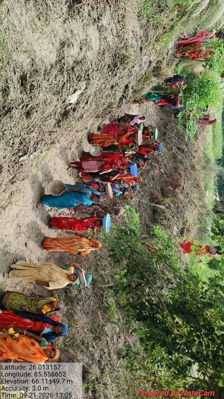 VB-G RAM G के अंतर्गत मुजफ्फरपुर जिले में महिला मजदूरों की सक्रिय भागीदारी
ग्रामीण विकास एवं महिला श्रम सहभागिता की दिशा में एक सार्थक पहल
मुजफ्फरपुर जिला अंतर्गत विभिन्न प्रखंडों में VB-G RAM G के तहत संचालित ग्रामीण विकास एवं श्रमप्रधान कार्यों में महिला मजदूरों की सक्रिय भागीदारी देखने को मिल रही है। उपलब्ध स्थल-चित्रों के माध्यम से यह स्पष्ट होता है कि ग्रामीण क्षेत्रों की महिलाएँ मिट्टी की खुदाई, मिट्टी की ढुलाई, जल-संरक्षण से संबंधित कार्यों एवं अन्य विकासात्मक गतिविधियों में महत्वपूर्ण योगदान दे रही हैं।
महिला श्रमिकों द्वारा सामूहिक रूप से कार्य करते हुए ग्रामीण परिसंपत्तियों के निर्माण एवं संरक्षण में सहभागिता की जा रही है। इस प्रकार के कार्य न केवल ग्रामीण क्षेत्रों में रोजगार के अवसर उपलब्ध कराने में सहायक हैं, बल्कि महिलाओं की आर्थिक भागीदारी एवं आत्मनिर्भरता को भी प्रोत्साहित करते हैं।
विभिन्न कार्यस्थलों पर महिला मजदूरों की उपस्थिति ग्रामीण विकास में जनभागीदारी की भावना को दर्शाती है। पोखर निर्माण, जल संरक्षण एवं भूमि विकास जैसे कार्यों के माध्यम से ग्रामीण क्षेत्रों में स्थानीय आवश्यकताओं के अनुरूप परिसंपत्तियों के सृजन का प्रयास किया जा रहा है।
महिला श्रमिकों की भागीदारी ग्रामीण विकास की महत्वपूर्ण आधारशिला है। इनके श्रम, सहयोग एवं सहभागिता से ग्रामीण विकास कार्यों को गति मिलती है तथा स्थानीय स्तर पर रोजगार के अवसरों को बढ़ावा देने में सहायता मिलती है।