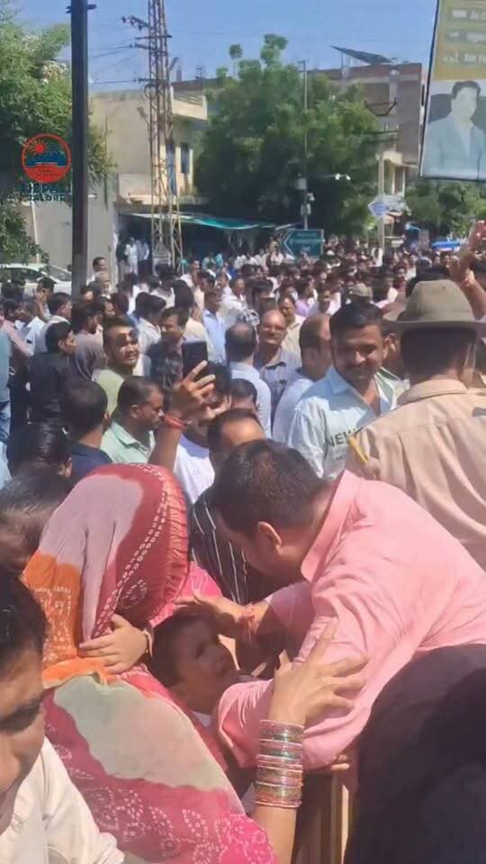बाड़ेबंदी के बाद परिवार को देख भावुक हुए पार्षद अमित पंडत, बच्चें को गोद में लेकर किया दुलार : जालोर में नगर परिषद सभापति पद के लिए मतदान करने पहुंचे वार्ड-17 के कांग्रेस पार्षद अमित पंडत बाड़ेबंदी के बाद अपने परिवार से मिले। मतदान के बाद नगर परिषद के बाहर खड़ी पत्नी और बच्चों को देखकर पंडत भावुक हो गए। पिता को देखते ही बच्चे भी उन्हें पुकारने लगे। इस पर अमित पंडत बच्चों और पत्नी से मिलने के लिए आगे बढ़े, लेकिन सुरक्षा व्यवस्था के चलते पुलिसकर्मियों ने उन्हें रोक दिया। बाद में कांग्रेस पदाधिकारियों के आग्रह पर पुलिस ने पंडत को परिवार से मिलने की अनुमति दी। इस दौरान उन्होंने अपने बच्चों को गोद में उठाकर दुलार किया और पत्नी से भी बातचीत की। पार्षद और उनके परिवार की इस भावुक मुलाकात को देखकर वहां मौजूद लोगों का ध्यान भी उनकी ओर आकर्षित हुआ।
