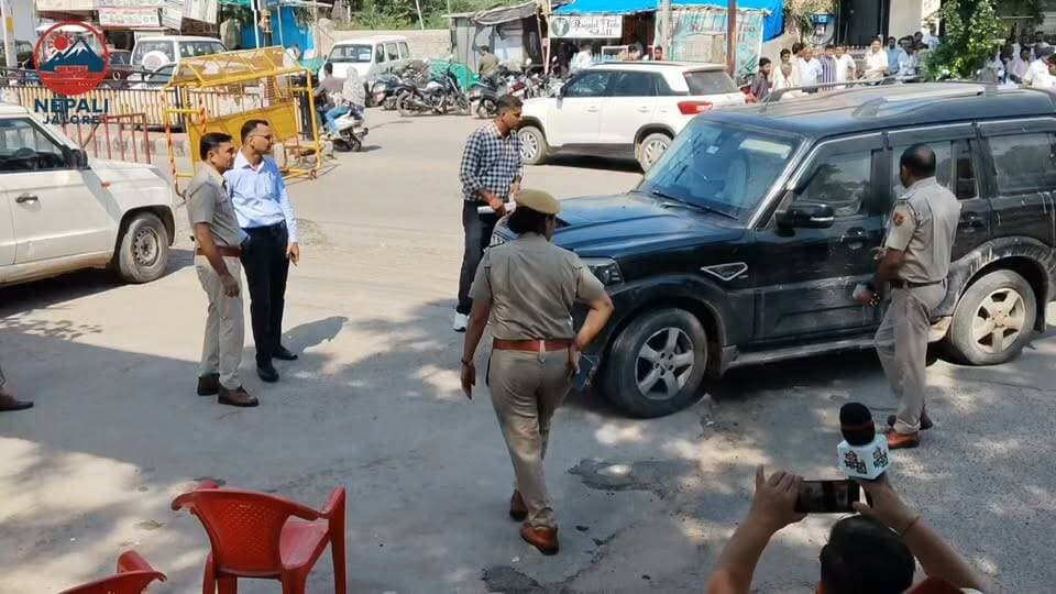 जालोर नगर परिषद में कांग्रेस के बंशीलाल माली बने सभापति, 6 वोट से जीते : जालोर नगर परिषद सभापति पद के चुनाव में कांग्रेस के बंशीलाल माली ने भाजपा के जयसिंह को 6 वोट से हराया। माली को 23 और जयसिंह को 17 वोट मिले, जबकि सभी 40 पार्षदों ने मतदान किया। कांग्रेस के 19, भाजपा के 14 और 7 निर्दलीय पार्षदों के बीच मुकाबले में निर्दलीयों की भूमिका अहम रही। परिणाम घोषित होने के बाद नगर परिषद के बाहर समर्थकों की भीड़ जुट गई, जहां पुलिस का भारी जाब्ता तैनात रहा। अब 22 सितंबर को नगर परिषद में उपसभापति पद के लिए चुनाव होगा।