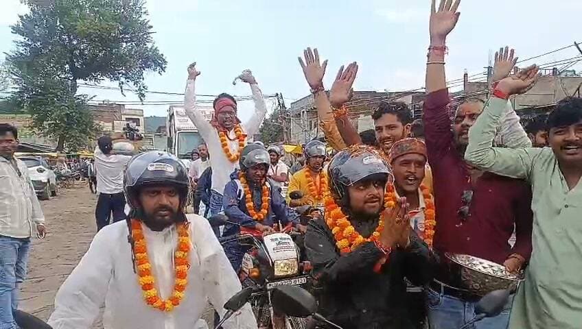 सेवा संकल्प अभियान के अंतर्गत भारतीय जनता पार्टी के कार्यकर्ताओं द्वारा, मझगवां कस्बे में रैली निकाली गई, जिसमें जिला पंचायत सदस्य संजय सिंह कछवाह सहित, काफी संख्या में पार्टी के कार्यकर्ता एवं पदाधिकारी, एवं साथ- साथ जनता सम्मिलित हुई..
#chitrakootexpress #satna