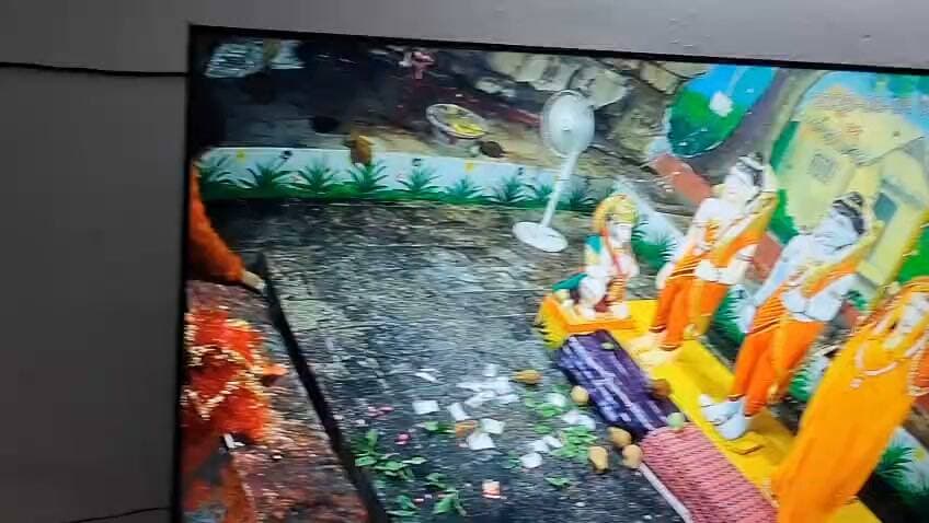 गुप्त गोदावरी गुफाओं में सुबह के समय जबरजस्ती घुसकर करवाता है साधू वेशधारी कालनेमि पवन दास उर्फ़ पवन पटेल पुजापा.साथ ही मंदिरों में चढ़ी दान की धनराशि को जबरजस्ती उठाकर ले आता है.गुफाओं के अंदर घुसने से मना करने पर चौकीदारों को देता है जान से मारने की धमकी.नगर परिषद् द्वारा भी उक्त व्यक्ति पवन पटेल के खिलाफ थाना चित्रकूट में पूर्व में दर्ज करवाई जा चुकी है एफआईआर,लेकिन जिले में मौजूद इसके एक स्वजातीय राजनैतिक आका की धौंस के चलते पुलिस द्वारा भी आज दिनांक तक नहीं की गई है इसके खिलाफ कोई कार्यवाही.साधू वेश रखकर इसके द्वारा किये जा रहे कुकृत्वो के कारण नगर परिषद् के कर्मचारी और अधिकारी हो रहे हैं बदनाम.