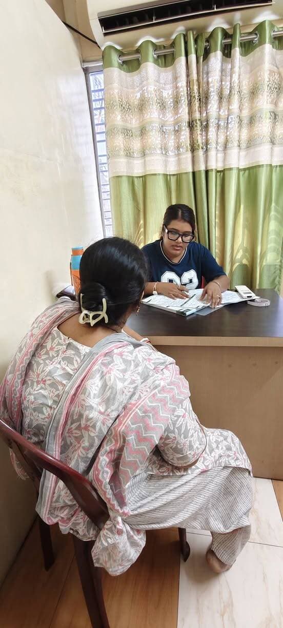 “পেট খালি হলেই আমরা সবসময় ক্ষুধার জন্য খাই না—অনেক সময় অভ্যাসের কারণেও খাই।”
চেম্বারে পেসেন্টদের একটি প্রশ্ন মাঝে মাঝে করি—
“আপনি সত্যিই ক্ষুধার্ত ছিলেন, নাকি শুধু সময় হয়ে গিয়েছিল বলে খেয়েছিলেন?”
বিকেল হলেই চা-বিস্কুট,
টিভি দেখতে দেখতে কিছু খাওয়া,
কাজের মাঝে বিরক্ত লাগলে কিছু খাওয়া—
এসব অনেক সময় physical hunger নয়, habit বা emotional eating-এর সঙ্গে সম্পর্কিত হতে পারে।
📌 আমার আজকের পুষ্টিবিদের টিপস,,,,,,
পরেরবার কিছু খাওয়ার আগে নিজেকে মাত্র ১০ সেকেন্ড সময় দিন এবং প্রশ্ন করুন—
“আমার সত্যিই ক্ষুধা লেগেছে, নাকি শুধু খেতে ইচ্ছে করছে?”
যদি সত্যিই ক্ষুধা লাগে, তাহলে পুষ্টিকর খাবার বেছে নিন।
আর যদি শুধু অভ্যাসের কারণে খেতে ইচ্ছে করে, তাহলে একটু জল পান করে বা কয়েক মিনিট অন্য কোনো কাজে মন দিতে পারেন।
💚 খাবারের সঙ্গে সম্পর্কটা বুঝতে পারাও Nutrition-এর একটি গুরুত্বপূর্ণ অংশ।
আজ হাবড়ার চেম্বারে পেসেন্টদের সঙ্গে শুধু কী খাবেন তা নয়, কেন এবং কখন খাচ্ছেন—সেটা নিয়েও আলোচনা হলো।
আপনারও যদি বারবার অকারণে খাওয়ার অভ্যাস থাকে বা নিজের খাদ্যাভ্যাস নিয়ন্ত্রণ করতে অসুবিধা হয়, তাহলে ব্যক্তিগত Nutrition Guidance নেওয়া যেতে পারে।
📩 Personalized Diet & Lifestyle Consultation-এর জন্য যোগাযোগ করতে পারেন।
— পুষ্টিবিদ চন্দ্রিমা দে
U & URS NUTRITIONIST
#NutritionTips #পুষ্টিবিদ #PatientCounselling
#Health #HealthyLifestyle #HealthTips #Nutrition #NutritionTips #HealthyEating #BalancedDiet #Wellness #HealthyHabits #FitAndHealthy #LifestyleModification