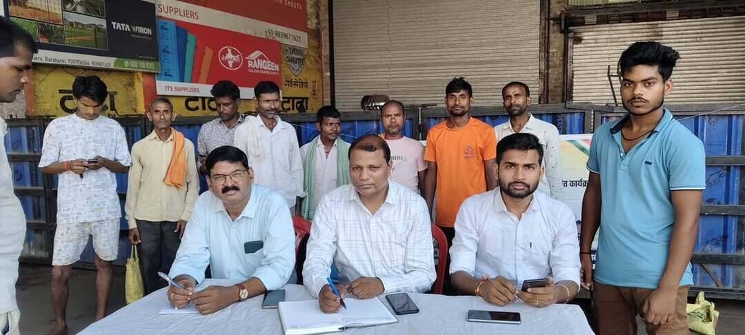 बाराबंकी में लगा डिजिटल लेबर चौक कैंप, 10 श्रमिकों का मौके पर पंजीकरण
बाराबंकी के नाका सतरिख में डिजिटल लेबर चौक कैंप, 10 श्रमिकों का पंजीकरण, योजनाओं की दी जानकारी। #Barabanki #labourdepartment #viralpost