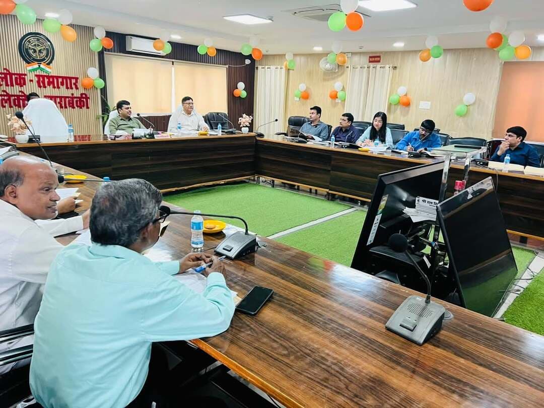 बाराबंकी में स्नातक और शिक्षक MLC चुनाव की तैयारी तेज, DM की अध्यक्षता में बैठक में तय हुए 72 बूथ
बाराबंकी में MLC चुनाव की तैयारी, DM की अध्यक्षता में बैठक, स्नातक के 54 और शिक्षक के 18 बूथ प्रस्तावित। #Barabanki #mlcelection #viralpost #barabankiupdates