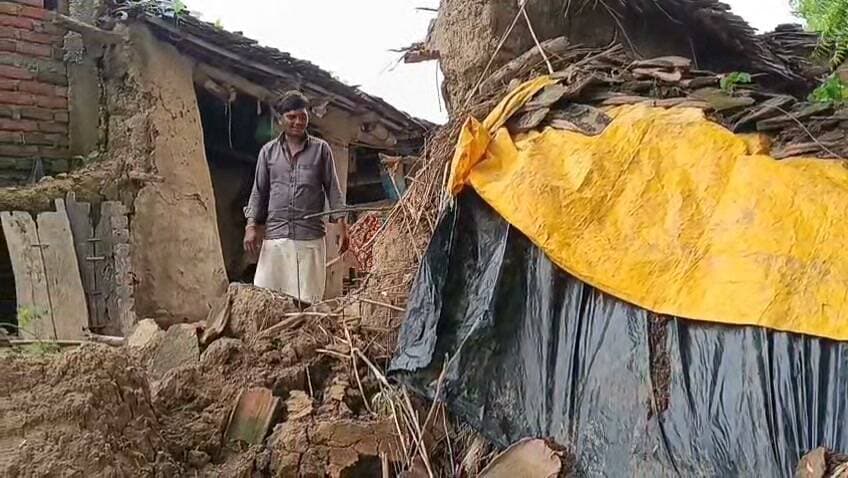 चित्रकूट जिले के पहाड़ी ब्लॉक के नदी किनारे बसे नहरा गांव में बाढ़ ने भारी तबाही मचाई है। बाढ़ का पानी उतरने के बाद भी ग्रामीणों की मुश्किलें कम नहीं हुई हैं। कई परिवार राहत और मदद की आस लगाए बैठे हैं।
ग्रामीणों का कहना है कि बाढ़ ने उनके घर-गृहस्थी और रोजमर्रा की जिंदगी को बुरी तरह प्रभावित किया है। अब ग्रामीण सरकार से राहत सामग्री और जरूरी मदद की मांग कर रहे हैं।
वहीं समाजसेवी कुमकुम उपाध्याय भी ग्रामीणों की समस्याओं को लेकर सामने आए हैं और बाढ़ प्रभावित परिवारों तक राहत पहुंचाने तथा सरकार से मदद दिलाने की मांग कर रहे हैं।
ग्रामीणों का सवाल है कि जब बाढ़ का पानी आता है, तब उनकी सुध कौन लेगा? उनका आरोप है कि चुनाव के समय नेता और जनप्रतिनिधि गांव-गांव दिखाई देते हैं, लेकिन आपदा के समय ग्रामीण खुद को अकेला महसूस करते हैं।
अब देखना होगा कि नहरा गांव के बाढ़ प्रभावित परिवारों की मदद के लिए प्रशासन और सरकार की ओर से क्या कदम उठाए जाते हैं।