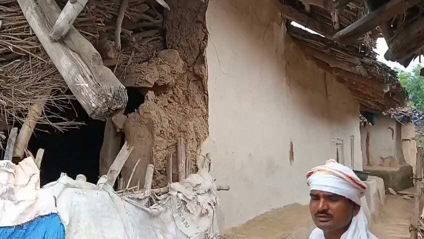 चित्रकूट जिले के पहाड़ी ब्लॉक के नदी किनारे बसे नहरा गांव में बाढ़ ने भारी तबाही मचाई है। बाढ़ का पानी उतरने के बाद भी ग्रामीणों की मुश्किलें कम नहीं हुई हैं। कई परिवार राहत और मदद की आस लगाए बैठे हैं।
ग्रामीणों का कहना है कि बाढ़ ने उनके घर-गृहस्थी और रोजमर्रा की जिंदगी को बुरी तरह प्रभावित किया है। अब ग्रामीण सरकार से राहत सामग्री और जरूरी मदद की मांग कर रहे हैं।
वहीं समाजसेवी कुमकुम उपाध्याय भी ग्रामीणों की समस्याओं को लेकर सामने आए हैं और बाढ़ प्रभावित परिवारों तक राहत पहुंचाने तथा सरकार से मदद दिलाने की मांग कर रहे हैं।
ग्रामीणों का सवाल है कि जब बाढ़ का पानी आता है, तब उनकी सुध कौन लेगा? उनका आरोप है कि चुनाव के समय नेता और जनप्रतिनिधि गांव-गांव दिखाई देते हैं, लेकिन आपदा के समय ग्रामीण खुद को अकेला महसूस करते हैं।
अब देखना होगा कि नहरा गांव के बाढ़ प्रभावित परिवारों की मदद के लिए प्रशासन और सरकार की ओर से क्या कदम उठाए जाते हैं।
