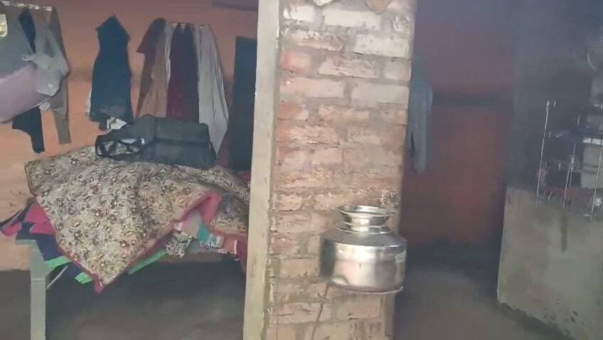चित्रकूट जिले के पहाड़ी ब्लॉक के नदी किनारे बसे नहरा गांव में बाढ़ ने भारी तबाही मचाई है। बाढ़ का पानी उतरने के बाद भी ग्रामीणों की मुश्किलें कम नहीं हुई हैं। कई परिवार राहत और मदद की आस लगाए बैठे हैं।
ग्रामीणों का कहना है कि बाढ़ ने उनके घर-गृहस्थी और रोजमर्रा की जिंदगी को बुरी तरह प्रभावित किया है। अब ग्रामीण सरकार से राहत सामग्री और जरूरी मदद की मांग कर रहे हैं।
वहीं समाजसेवी कुमकुम उपाध्याय भी ग्रामीणों की समस्याओं को लेकर सामने आए हैं और बाढ़ प्रभावित परिवारों तक राहत पहुंचाने तथा सरकार से मदद दिलाने की मांग कर रहे हैं।
ग्रामीणों का सवाल है कि जब बाढ़ का पानी आता है, तब उनकी सुध कौन लेगा? उनका आरोप है कि चुनाव के समय नेता और जनप्रतिनिधि गांव-गांव दिखाई देते हैं, लेकिन आपदा के समय ग्रामीण खुद को अकेला महसूस करते हैं।
अब देखना होगा कि नहरा गांव के बाढ़ प्रभावित परिवारों की मदद के लिए प्रशासन और सरकार की ओर से क्या कदम उठाए जाते हैं।