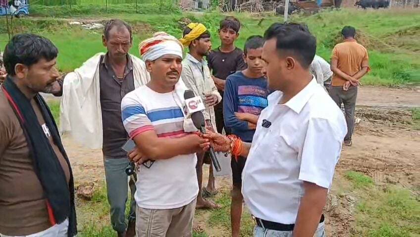चित्रकूट जिले के पहाड़ी ब्लॉक के नदी किनारे बसे नहरा गांव में बाढ़ ने भारी तबाही मचाई है। बाढ़ का पानी उतरने के बाद भी ग्रामीणों की मुश्किलें कम नहीं हुई हैं। कई परिवार राहत और मदद की आस लगाए बैठे हैं।
ग्रामीणों का कहना है कि बाढ़ ने उनके घर-गृहस्थी और रोजमर्रा की जिंदगी को बुरी तरह प्रभावित किया है। अब ग्रामीण सरकार से राहत सामग्री और जरूरी मदद की मांग कर रहे हैं।
वहीं समाजसेवी कुमकुम उपाध्याय भी ग्रामीणों की समस्याओं को लेकर सामने आए हैं और बाढ़ प्रभावित परिवारों तक राहत पहुंचाने तथा सरकार से मदद दिलाने की मांग कर रहे हैं।
ग्रामीणों का सवाल है कि जब बाढ़ का पानी आता है, तब उनकी सुध कौन लेगा? उनका आरोप है कि चुनाव के समय नेता और जनप्रतिनिधि गांव-गांव दिखाई देते हैं, लेकिन आपदा के समय ग्रामीण खुद को अकेला महसूस करते हैं।
अब देखना होगा कि नहरा गांव के बाढ़ प्रभावित परिवारों की मदद के लिए प्रशासन और सरकार की ओर से क्या कदम उठाए जाते हैं।