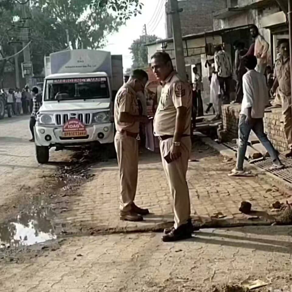 रसलापुर गांव में बड़ा हादसा हो से टल गया सड़क किनारे बिजली विभाग के ठेकेदार बिज़ली के खम्बे लगाने का काम कर रहे थे ग्रामीण नरेश और शलकेश ने आरोप लगाते हुए बताया कि ठेकेदार सड़क किनारे खंबे लगाने का काम कर रहे थे और ड्रिल मशीन गैस की पाइपलाइन पर जा लगी जिससे गैस रिसाव हो गया ग्रामीणों की सूझबूझ से यह हादसा होने से अटल गया