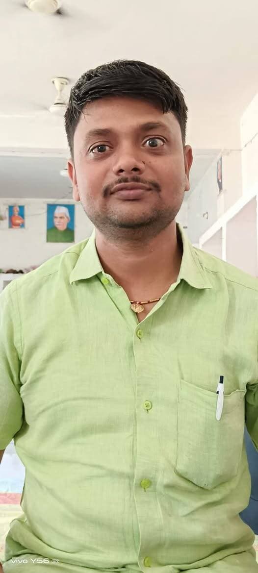 सहरसा में तेज रफ्तार क्रेटा ने बाइक सवार दो सगे भाइयों को मारी टक्कर, दोनों गंभीर,पटना रेफर
सहरसा: सदर थाना क्षेत्र के बेंगहा चौक के पास रविवार को तेज रफ्तार क्रेटा कार ने बाइक सवार दो सगे भाइयों को पीछे से जोरदार टक्कर मार दी। हादसे में दोनों भाई गंभीर रूप से घायल हो गए।
जानकारी के अनुसार, गांधी पथ वार्ड नंबर 34 निवासी शेखर और सतेंद्र बाइक से गांधी पथ की ओर जा रहे थे। इसी दौरान पीछे से आ रही स्वास्थ्य विभाग की तेज रफ्तार क्रेटा कार ने उनकी बाइक में जोरदार टक्कर मार दी। टक्कर इतनी जबरदस्त थी कि दोनों भाई सड़क पर गिरकर गंभीर रूप से घायल हो गए। स्थानीय लोगों की मदद से दोनों घायलों को सदर अस्पताल पहुंचाया गया। प्राथमिक उपचार के बाद उनकी गंभीर स्थिति को देखते हुए सूर्या हॉस्पिटल रेफर किया गया, जहां से बेहतर इलाज के लिए दोनों को पटना रेफर कर दिया गया। बताया जा रहा है कि दोनों के हाथ और एक पैर में फ्रैक्चर है। हादसे के बाद मौके पर लोगों की भीड़ जुट गई। दुर्घटना में शामिल क्रेटा कार स्वास्थ्य विभाग की बताई जा रही है।