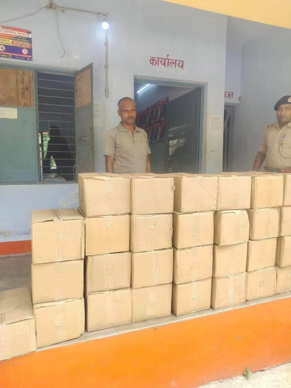 महिषी पुलिस की बड़ी कार्रवाई: 251.64 लीटर विदेशी शराब के साथ तस्कर गिरफ्तार, कार जब्त
सहरसा/महिषी। महिषी थाना पुलिस ने अवैध शराब के खिलाफ चलाए जा रहे अभियान के दौरान बड़ी कार्रवाई करते हुए 251.64 लीटर विदेशी शराब बरामद की है। पुलिस ने शराब तस्करी के आरोप में एक व्यक्ति को गिरफ्तार कर शराब परिवहन में इस्तेमाल की जा रही मारुति सुजुकी कार को भी जब्त किया है। पुलिस के अनुसार, 20 सितंबर 2026 को दिवा गश्ती/छापेमारी के दौरान गुप्त सूचना मिली थी कि बनगांव भारतमाला रोड से महिषी गांव की ओर एक सफेद रंग के वाहन से अवैध मादक पदार्थ/शराब का परिवहन किया जा रहा है। सूचना के सत्यापन के बाद महिषी थाना पुलिस एवं तकनीकी टीम ने महिषी विश्वकर्मा चौक के पास वाहनों की जांच शुरू की।
जांच के दौरान पुलिस वाहन को देखकर चालक गाड़ी छोड़कर भागने लगा। पुलिस ने सशस्त्र बल के सहयोग से एक व्यक्ति को पकड़ लिया। पूछताछ में उसने अपना नाम नन्दलाल पाण्डेय, पिता स्वर्गीय ठाकुर पाण्डेय, निवासी सिमरिया, थाना चकाई, जिला जमुई बताया। वाहन की विधिवत तलाशी लेने पर 251.64 लीटर विदेशी शराब बरामद हुई। इसके बाद पुलिस ने शराब और मारुति सुजुकी कार को जब्त करते हुए आरोपी को गिरफ्तार कर लिया। इस मामले में महिषी थाना कांड संख्या 230/2026, दिनांक 20.09.2026 दर्ज कर आगे की कानूनी कार्रवाई की जा रही है। छापेमारी टीम में महिषी थाना के प्रभारी थानाध्यक्ष प्रभाकर भारती, परीक्ष्यमान पुलिस अवर निरीक्षक राकेश कुमार शर्मा सहित सशस्त्र बल के जवान शामिल थे।