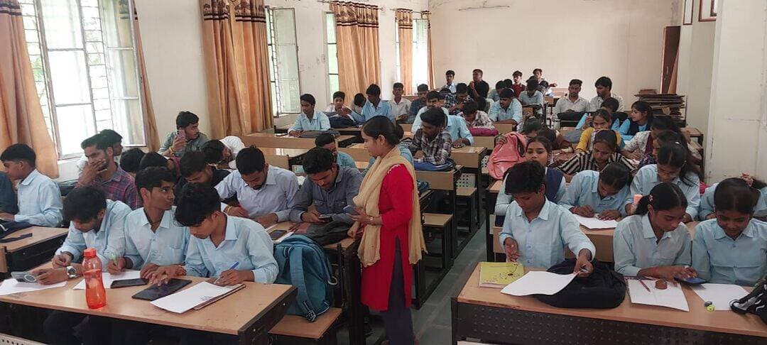 प्रतिभा और रचनात्मकता के रंग
सेवा संकल्प अभियान के तहत शासकीय आईटीआई दतिया में चित्रकला प्रतियोगिता एवं करियर काउंसलिंग का आयोजन किया गया।
विद्यार्थियों ने चित्रों के माध्यम से सेवा, स्वच्छता, पर्यावरण संरक्षण, जनभागीदारी एवं राष्ट्र निर्माण जैसे विषयों को रचनात्मकता के साथ प्रस्तुत किया।
<nis:link nis:type=tag nis:id=दतिया nis:value=दतिया nis:enabled=true nis:link/> <nis:link nis:type=tag nis:id=cmmadhyapradesh nis:value=CMMadhyaPradesh nis:enabled=true nis:link/> <nis:link nis:type=tag nis:id=jansamparkmp nis:value=JansamparkMP nis:enabled=true nis:link/> <nis:link nis:type=tag nis:id=datia nis:value=Datia nis:enabled=true nis:link/> <nis:link nis:type=tag nis:id=madhyapradesh nis:value=MadhyaPradesh nis:enabled=true nis:link/> <nis:link nis:type=tag nis:id=सेवा_संकल्प_अभियान nis:value=सेवा_संकल्प_अभियान nis:enabled=true nis:link/> <nis:link nis:type=tag nis:id=sevasankalpabhiyan nis:value=SevaSankalpAbhiyan nis:enabled=true nis:link/>