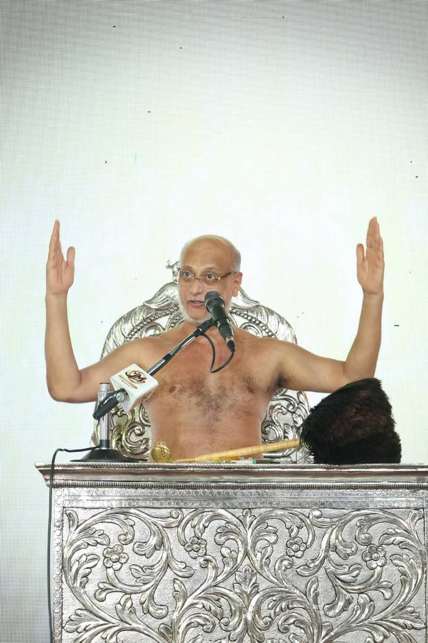 *तीर्थो पर संयम पालना की जगह विषय भोग कर उन्हें अपवित्र मत बनाओ-आचार्य पुलकसागर*
*आलस्य व बहानेबाजी जीवन में संयम की पालना में सबसे बड़े बाधक*
*आचार्य पुलकसागर महाराज ससंघ के सानिध्य में सुगन्ध दशमी पर उत्तम संयम धर्म की आराधना*
भीलवाड़ा :निलेश कांठेड़ ( वरिष्ठ पत्रकार), 21 सितम्बर श्री पार्श्वनाथ दिगम्बर जैन मंदिर ट्रस्ट, मैन सेक्टर शास्त्रीनगर के तत्वावधान में सकल दिगम्बर जैन समाज की ओर से भीलवाड़ा में पहली बार चातुर्मास कर रहे राष्ट्र संत मनोज्ञाचार्य पुलकसागरजी महाराज संसघ के सानिध्य में शास्त्रीनगर स्थित सूर्यमहल में दशलक्षण (पर्युषण) महापर्व की आराधना के तहत छठे दिन सोमवार को सुगन्ध दशमी पर श्रद्धा एवं भक्ति भाव से उत्तम संयम धर्म का पूजन एवं आराधना की गई। भगवान का अभिषेक करने एवं भक्ति में श्रावक श्राविकाएं झूम उठे ओर जमकर नाचते गाते रहे। आचार्य पुलकसागर महाराज ने उत्तम संयम धर्म का संदेश देते हुए कहा कि आलस्य व बहानेबाजी संयम की पालना में सबसे बड़े बाधक है। इरादे रोज बनते ओर टूट जाते है, मन चंचल होने से संयम के भाव को टिकने नहीं देता। धर्म ओर संयम के मार्ग में बंधन बहुत है पर ये बंधन मुक्ति का मार्ग है। मात्र मनुष्य गति ही ऐसा अवसर है जब संयम धर्म की पालना हो सकती है।
आचार्य पुलकसागर महाराज ने जैन तीर्थों की पवित्रता बचाने का आह्वान करते हुए कहा कि तीर्थो पर शिकायत लिखने वाला धर्मात्मा नहीं हो सकता। तीर्थो पर संयम पालना की जगह विषय भोग कर उन्हें अपवित्र मत बनाओ। तीर्थयात्रा को मौजमस्ती की यात्रा मत बनाओ। पहले तीर्थयात्रा संयम की साधना हुआ करती थी लेकिन अब मनोरंजन का साधन बन गई है। जब से तीर्थो पर सुविधाएं जुटाई जाने लगी है तभी से वहां विधर्मियों के कब्जे होने लगे है ओर तीर्थ हम अपने हाथ से खो रहे है। उन्होंने अफसोस जताया कि आज हमारी रसोई भी पवित्र नहीं रह गई है। हमारा धर्म दिखावे, मनोरंजन ओर विषय भोग का होता जा रहा है। हम महाव्रती नहीं बन सकते तो जीवन में अणुव्रत की पालना तो करे। बिना नियम लिए दुनिया से नहीं जाए। परमात्मा की साधना करते हुए जीवन छोड़ने का भाव रखे। नियम टूटने के डर से नियम लेना नहीं छोड़े।
आचार्यश्री ने कहा कि बिना नियम कुछ भी करेंगे तो कोई फल नहीं मिलने वाला है। धर्म गुरू द्वारा दिए बंधन मुक्ति का मार्ग बन जाते है। आज संयम व त्याग हमारे धर्म से छूटता जा रहा है। छना हुआ पानी पीना ओर रात्रि भोजन त्यागी जैसी पहचान हम खोते जा रहे है। रात्रि विवाह ओर रात्रि भोज के बाद अब पारणा भोज की परम्परा भी आ गई है। तप की अनुमोदना किसी के घर भोज खाने से नहीं तपस्वी की सेवा करके ओर उसके जैसा संकल्पी बनने के भाव से होनी चाहिए। उन्होंने कहा कि आंख,नाक, जुबान, शरीर ओर कान इन पांच को वश में कर लो जीवन में शांति हो जाएगी ओर आनंद आएगा। दर्पण में चेहरा नहीं चारित्र देखने का प्रयास करे। पर्युषण हमारे जीवन में बदलाव का माध्यम होना चाहिए। परिग्रह बढाकर उत्तम संयम की पालना नहीं हो सकती है।
श्री पुलकसागर चातुर्मास समिति के अध्यक्ष प्रवीण चौधरी ने बताया कि पर्युषण में आयोजित पाप नाशनम् शिविर में शामिल सैकड़ो श्रद्धालु प्रातःकाल से लेकर रात्रि तक परमात्मा की पूजा अर्चना व भक्ति में समर्पित है। पूर्यषण के छठे दिन चक्रवती बनकर भगवान का अभिषेक करने का सौभाग्य शिरीष,मंजू जैन इंदौर ने प्राप्त किया। शांतिधारा का सौभाग्य
उम्मेदमल,प्रेमलता गंगवाल चित्तौड़गढ़ ने प्राप्त किया। सायंकालीन महाआरती का सौभाग्य अंजना,प्रदीप इशिका चौधरी ने प्राप्त किया।
दशलक्षण महापर्व के सातवें दिन मंगलवार को उत्तम तप धर्म की आराधना होगी। चातुर्मास समिति के संयोजक मनीष शाह एवं सह संयोजक लोकेश अजमेरा के अनुसार पाप नाशनम शिविर एवं पर्युषण की दस दिवसीय आराधना अनंत चतुर्दशी के पावन अवसर पर 25 सितम्बर को पूर्ण होगी। इस दौरान प्रतिदिन सुबह 5.30 से 6.30 बजे तक योग ध्यान एवं आचार्य भक्ति हो रही है। सुबह 7 बजे से भगवान का अभिषेक, शांतिधारा व दशलक्षण धर्म पूजन हो रहा है। सुबह 9.15 से 10.15 बजे तक आचार्य पुलकसागर महाराज के प्रवचन हो रहे है। शाम 4 बजे से धार्मिक कक्षाएं हो रही है। शाम 5.30 से 6.30 बजे तक प्रतिक्रमण एवं ध्यान साधना का आयोजन होता है। शाम को 6.30 बजे आरती के बाद सांस्कृतिक कार्यक्रम के माध्यम से परमात्मा की भक्ति हो रही है।