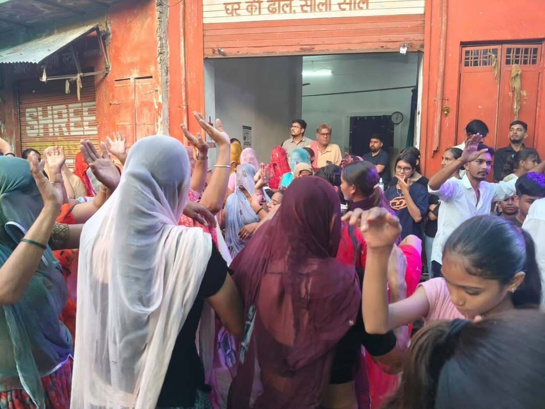 तेजा दशमी पर गाडरमाला में निकला वीर तेजाजी महाराज का भव्य जुलूस
भीलवाड़ा :राजकुमार गोयल
गाडरमाला। तेजा दशमी के पावन अवसर पर गाडरमाला गांव में लोकदेवता वीर तेजाजी महाराज की श्रद्धा एवं भक्ति से भव्य जुलूस निकाला गया। जुलूस में बड़ी संख्या में ग्रामीणों ने उत्साहपूर्वक भाग लिया। श्रद्धालुओं ने वीर तेजाजी महाराज के जयकारे लगाए, जिससे पूरा गांव भक्तिमय माहौल से गूंज उठा।
जुलूस के दौरान युवाओं, महिलाओं एवं बुजुर्गों सहित बड़ी संख्या में ग्रामीण मौजूद रहे। जगह-जगह जुलूस का स्वागत किया गया। इस अवसर पर वीर तेजाजी महाराज के मंदिर में विशेष पूजा-अर्चना कर क्षेत्र में सुख-समृद्धि एवं खुशहाली की कामना की गई।
वरिष्ठ पत्रकार सत्यनारायण अग्रवाल ने बताया कि तेजा दशमी के अवसर पर आयोजित यह धार्मिक कार्यक्रम ग्रामीणों की आस्था और परंपरा से जुड़ा हुआ है। वीर तेजाजी महाराज के प्रति श्रद्धालुओं में विशेष आस्था है और हर वर्ष ग्रामीण उत्साह एवं श्रद्धा के साथ इस आयोजन में शामिल होते हैं।
जुलूस के दौरान पूरे गांव में धार्मिक एवं उत्सवी माहौल बना रहा। श्रद्धालुओं ने वीर तेजाजी महाराज के जयकारों के साथ कार्यक्रम में सहभागिता निभाई।