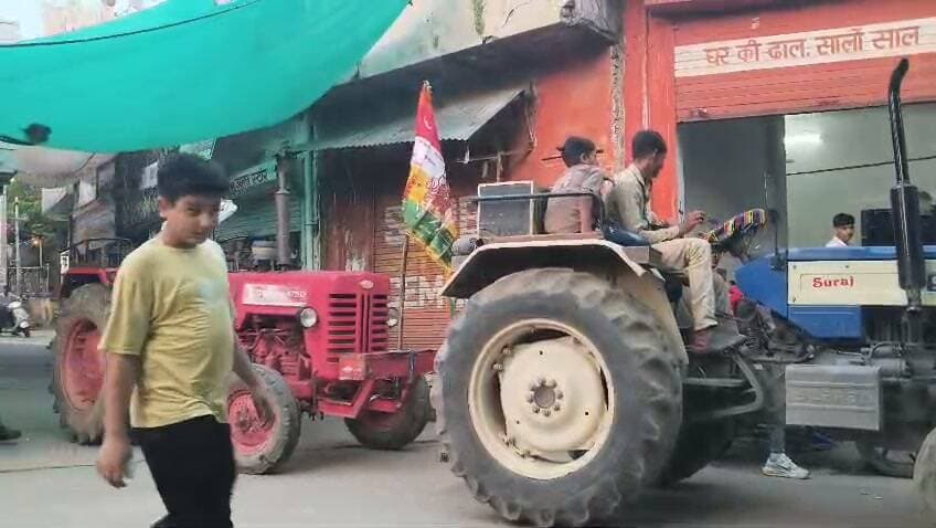 तेजा दशमी पर गाडरमाला में निकला वीर तेजाजी महाराज का भव्य जुलूस
भीलवाड़ा :राजकुमार गोयल
गाडरमाला। तेजा दशमी के पावन अवसर पर गाडरमाला गांव में लोकदेवता वीर तेजाजी महाराज की श्रद्धा एवं भक्ति से भव्य जुलूस निकाला गया। जुलूस में बड़ी संख्या में ग्रामीणों ने उत्साहपूर्वक भाग लिया। श्रद्धालुओं ने वीर तेजाजी महाराज के जयकारे लगाए, जिससे पूरा गांव भक्तिमय माहौल से गूंज उठा।
जुलूस के दौरान युवाओं, महिलाओं एवं बुजुर्गों सहित बड़ी संख्या में ग्रामीण मौजूद रहे। जगह-जगह जुलूस का स्वागत किया गया। इस अवसर पर वीर तेजाजी महाराज के मंदिर में विशेष पूजा-अर्चना कर क्षेत्र में सुख-समृद्धि एवं खुशहाली की कामना की गई।
वरिष्ठ पत्रकार सत्यनारायण अग्रवाल ने बताया कि तेजा दशमी के अवसर पर आयोजित यह धार्मिक कार्यक्रम ग्रामीणों की आस्था और परंपरा से जुड़ा हुआ है। वीर तेजाजी महाराज के प्रति श्रद्धालुओं में विशेष आस्था है और हर वर्ष ग्रामीण उत्साह एवं श्रद्धा के साथ इस आयोजन में शामिल होते हैं।
जुलूस के दौरान पूरे गांव में धार्मिक एवं उत्सवी माहौल बना रहा। श्रद्धालुओं ने वीर तेजाजी महाराज के जयकारों के साथ कार्यक्रम में सहभागिता निभाई।