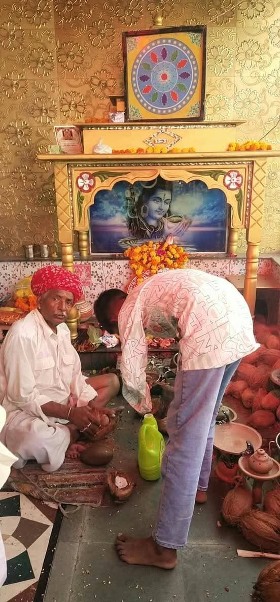शाहपुरा में श्रद्धा और उल्लास के साथ मनाई जा रही तेजा दशमी, तेजाजी के स्थानों पर लगा भव्य मेला
शाहपुरा (भीलवाड़ा)-राजेन्द्र खटीक।
शाहपुरा। शहर में आज लोक देवता वीर तेजाजी महाराज का पावन पर्व तेजा दशमी पूरी श्रद्धा, हर्षोल्लास और धूमधाम के साथ मनाया गया है। हर वर्ष की भांति इस बार भी तेजा दशमी के अवसर पर स्थानीय तेजाजी के स्थानों में एक भव्य मेले का आयोजन किया गया है, जहाँ सुबह से ही श्रद्धालुओं का तांता लगा हुआ है। वीर तेजाजी के दर्शन कर मन्नत मांगने और धोक लगाने के लिए शहर तथा आस-पास के ग्रामीण क्षेत्रों से बड़ी संख्या में भक्त पहुंच रहे हैं, जिससे नर्सिंगद्वार के पास तेजाजी के स्थान और कलिंजरी गेट स्थित तेजाजी के चारों तरफ आस्था का माहौल बना हुआ है।
मेले के दौरान तेजाजी के स्थानों और आस-पास के मार्गों पर जबरदस्त रौनक देखने को मिल रही है। तहनाल के तेजाजी के मेले में सजी घरेलू उपयोग के सामान की दुकानों, पारंपरिक बर्तनों की दुकानों के साथ-साथ बच्चों और युवाओं के आकर्षण का केंद्र रहे डोलर, चकरी और विभिन्न प्रकार के झूलों पर खरीदारों व मेलार्थियों की भारी भीड़ जुटी हुई है। लोग परिवार सहित मेले का लुत्फ उठा रहे हैं और जमकर खरीदारी कर रहे हैं। मेलार्थियों की सुरक्षा, यातायात नियंत्रण और सुविधा को ध्यान में रखते हुए प्रशासन तथा गाँवो की ओर से विशेष प्रबंध व व्यवस्थाएं सुनिश्चित की गई हैं, जिससे किसी प्रकार की असुविधा न हो।
