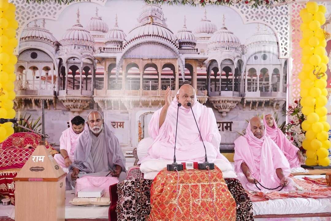 *धर्म पालन करने के साथ ह्दय में दया का भाव रहना चाहिए -आचार्य रामदयालजी महाराज*
*जिसके जीवन में राम गुरू की कृपा मिल जाती है वह निहाल हो जाता*
*माणिक्यनगर रामद्वारा धाम में नियमित चातुर्मासिक प्रवचन*
भीलवाड़ा :निलेश कांठेड़ ( वरिष्ठ पत्रकार ), 21 सितम्बर। जो तन, मन ओर वचन से किसी को दुःख नहीं देता ऐसे व्यक्ति के दर्शन करने से जन्मो जन्म के पाप नष्ट हो जाते है वहीं इसके विपरीत जो तन, मन ओर वचन से सबको दुःख देता है उसका मुख देखने से अपने संचित पुण्य भी नष्ट हो जाते है। दयाहीन व्यक्ति का चेहरा भी नहीं देखना चाहिए। धर्म पालन करने के साथ ह्दय में दया का भाव भी होना चाहिए। ये विचार अन्तरराष्ट्रीय रामस्नेही सम्प्रदाय शाहपुरा के पीठाघीश्वर जगतगुरू आचार्य स्वामी श्रीरामदयालजी महाराज ने ‘‘विश्व शांति कल्याण’’ चातुर्मास के तहत सोमवार को नियमित चातुर्मासिक प्रवचन में व्यक्त किए। उन्होंने कहा कि अपात्र एवं दुर्जन व्यक्ति का हाथ जोड़ सम्मान देने पर भी वह अपनी दुर्जनता का परिचय देगा। दुर्जनी अपना स्वभाव कभी नहीं बदल सकता। जिसके जीवन में सद्गुरू की कृपाछाया मिल जाती है वह निहाल हो जाता है।
आचार्यश्री ने कहा कि हमे अमीरी गरीबी का भेद मिटाते हुए घर, परिवार समाज हर जगह समरसता का वातावरण बनाना है। सम्पन्न वर्ग निर्धन वर्ग को आगे बढ़ाने का प्रयास करे। समाज में सभी की प्रगति हमारा लक्ष्य होना चाहिए। मन में मानवीय संवदेनशीलता का भाव होना जरूरी है। स्वामी रामचरण महाराज ने कहा है कि अगर ह्दय में दया है, संतोष रूपी संपति पास में है ओर राम गुरू की कृपा से भजन करने का अधिकार मिल गया है तो इस धरती पर आपने मनुष्य बनकर जन्म नहीं लिया अवतारों में गिनती आएगी। उन्होंने कहा कि मन में दया, ह्दय में राम ओर तन सेवा में लीन रहना चाहिए। जीवन को सार्थक बनाने के लिए बुर्जुग, गौमाता, पशु पक्षी सहित मानव मात्र की सेवा करे। राष्ट्र एवं समाज के लिए सेवा पारणयता की भावना दिखाए। सेवा का दिव्य गुण व्यक्तिव को निखार उसके कृतित्व का संसार से परिचय कराता है।
आचार्य रामदयाल महाराज ने तेजा दशमी की बधाई देते हुए कहा कि वीर तेजाजी महाराज दया का सर्वोच्च शिखर छूने के साथ गायों की रक्षा के लिए समर्पित रहे। वह बहादुर होने के साथ वचन के भी पक्के थे। ऐसे महापुरूषों को पाकर भारत की धरती धन्य हुई है। आचार्यश्री से पूर्व अन्तरराष्ट्रीय रामस्नेही सम्प्रदाय के प्रखर वक्ता संत मनोरथरामजी आलोट ने मानस प्रवचन दिया। प्रवचन के विश्राम पर श्रद्धालुओं द्वारा आचार्यश्री रामदयालजी महाराज की आरती की गई। विश्व शांति कल्याण’’ चातुर्मास के तहत 25 सितम्बर को रामद्वारा धाम में भजन संध्या का आयोजन होगा। आचार्य रामदयालजी महाराज का अवतरण दिवस 26 सितम्बर को आनंदोत्सव के रूप में मनाया जाएगा। रामद्वारा धाम में 27 सितम्बर को विराट संत सम्मेलन का आयोजन होगा। सत्संग में भीलवाड़ा सहित विभिन्न स्थानों से बड़ी संख्या में श्रद्धालु मौजूद रहे। प्रतिदिन रामधुनी के साथ सुबह 8 से 9 बजे तक वाणीजी का पाठ हो रहा है। सुबह 9 से 10 बजे तक चातुर्मासिक प्रवचन हो रहे है। सूर्यास्त के समय संध्या आरती में भी बड़ी संख्या में श्रद्धालु पहुंच रहे है।
