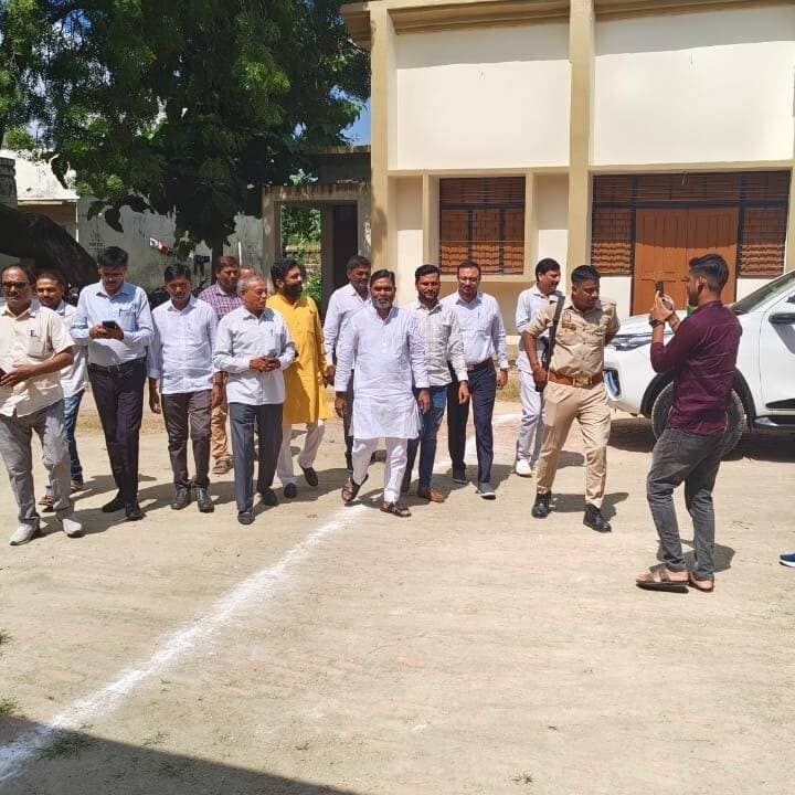 #Balrampur : #उतरौला में सर्वे सट्टा मेले का भव्य शुभारंभ, विधायक राम प्रताप वर्मा ने फीता काटकर किया उद्घाटन...
ई-गन्ना पोर्टल प्रणाली गन्ना आपूर्ति को पारदर्शी बनाने में साबित हो रही मील का पत्थर: विधायक...
किसानों की सट्टा संबंधी समस्याओं का मौके पर ही हुआ निस्तारण, गन्ना विकास की आधुनिक तकनीकों से कराया अवगत...
#उतरौला (#बलरामपुर)। सहकारी गन्ना विकास समिति लि., उतरौला परिसर में सोमवार को सर्वे सट्टा मेले का भव्य आयोजन किया गया। कार्यक्रम का शुभारंभ बतौर मुख्य अतिथि उतरौला विधायक राम प्रताप वर्मा ने फीता काटकर किया।
समारोह को संबोधित करते हुए विधायक राम प्रताप वर्मा ने कहा कि गन्ना विकास विभाग का 'ई-गन्ना' (e-Ganna) पोर्टल पूरी तरह से कृषक हितैषी है। यह आधुनिक प्रणाली गन्ना आपूर्ति को सुलभ, सरल और पारदर्शी बनाने में मील का पत्थर साबित हो रही है।
समिति अध्यक्ष तोताराम वर्मा ने किसानों की सट्टा संबंधी शिकायतों व समस्याओं के ऑन-द-स्पॉट निस्तारण के लिए विभाग की तत्परता की सराहना की। वहीं जिला गन्ना अधिकारी संजय कुमार ने स्पष्ट किया कि गन्ना विकास विभाग किसानों के हितों के लिए सदैव तत्पर और सक्रिय रहेगा।
मेले के दौरान ज्येष्ठ गन्ना विकास निरीक्षक नरेंद्र कुमार सिंह ने किसानों को नए सदस्य बनने की प्रक्रिया और गन्ने की पैदावार बढ़ाने हेतु आधुनिक वैज्ञानिक तकनीकों की जानकारी दी। सचिव अशोक चतुर्वेदी ने फार्म मशीनरी बैंक, गन्ना क्लीनिक एवं कृषि निवेश वितरण केंद्र की योजनाओं के बारे में विस्तार से बताया। इटई मैदा चीनी मिल के महाप्रबंधक (गन्ना) दिनेश शर्मा ने मिल द्वारा संचालित विकास कार्यों एवं गन्ना मूल्य भुगतान की स्थिति से कृषकों को अवगत कराया।
इस अवसर पर मोहम्मद परवेज, दुर्गेश मौर्य, अजीत कुमार चौधरी, अमित कुमार शाह, परमेश्वर कुशवाहा, अखिलेश कुमार, सनोज कुमार रावत समेत भारी संख्या में क्षेत्रीय किसान उपस्थित रहे।
#balrampur #Utraula