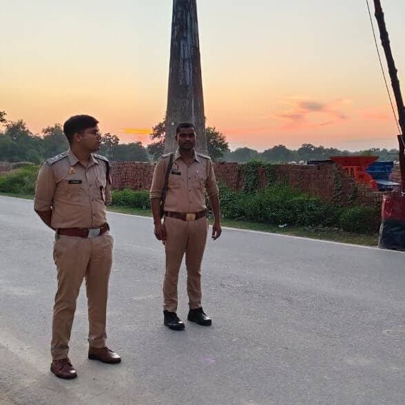 #Balrampur ! #महदेईया बॉर्डर पर सीओ #उतरौला ने परखा सुरक्षा तंत्र, सीसीटीवी कैमरों की ली स्थिति...
ऑपरेशन त्रिनेत्र के तहत लगे आधुनिक सीसीटीवी कैमरों की कार्यशीलता जांची
संदिग्ध वाहनों और व्यक्तियों की सघन चेकिंग के निर्देश, पुलिसकर्मियों को मुस्तैदी का पाठ पढ़ाया
#बलरामपुर। जनपदीय सीमावर्ती क्षेत्रों में कानून-व्यवस्था और सुरक्षा को चाक-चौबंद रखने के उद्देश्य से पुलिस प्रशासन अलर्ट मोड पर है। पुलिस अधीक्षक मार्तण्ड प्रकाश सिंह के निर्देशों के अनुपालन में सोमवार को क्षेत्राधिकारी (सीओ) उतरौला डॉ. जितेन्द्र कुमार ने थाना श्रीदत्तगंज क्षेत्रान्तर्गत महदेईया चौकी के अन्तर्जनपदीय बॉर्डर का औचक निरीक्षण किया।
निरीक्षण के दौरान सीओ उतरौला ने बॉर्डर पर लगे बैरियर, सुरक्षा व्यवस्था और आने-जाने वाले वाहनों की चेकिंग का गहन जायजा लिया। इसके साथ ही उन्होंने 'ऑपरेशन त्रिनेत्र' के तहत सीमा पर स्थापित आधुनिक सीसीटीवी कैमरों की तकनीकी स्थिति और कार्यशीलता की भी बारीकी से जाँच की, ताकि अंतरजनपदीय आवाजाही पर डिजिटल नज़र रखी जा सके।
मौके पर मौजूद ड्यूटीरत पुलिसकर्मियों को सख्त निर्देश देते हुए क्षेत्राधिकारी डॉ. जितेन्द्र कुमार ने कहा कि सीमावर्ती इलाकों में किसी भी तरह की संदिग्ध गतिविधि को बर्दाश्त नहीं किया जाएगा। उन्होंने जवानों को पूरी सतर्कता के साथ संदिग्ध व्यक्तियों और वाहनों की सघन चेकिंग करने तथा 24 घंटे मुस्तैद रहने का पाठ पढ़ाया।
#balrampur #balrampurpolice