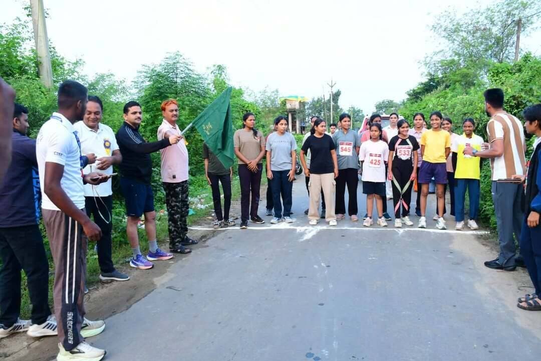 #बालाघाट
पुलिस भर्ती और भारतीय सेना की तैयारी के लिए युवाओं ने शारीरिक दक्षता परीक्षण में लिया भाग
पुलिस भर्ती एवं भारतीय सेना में करियर बनाने की तैयारी कर रहे जिले के युवाओं को बेहतर अवसर उपलब्ध कराने के उद्देश्य से जिला खेल एवं युवा कल्याण विभाग बालाघाट एवं बीपीएस फिजिकल एकेडमी लालबर्रा के संयुक्त तत्वावधान में 20 सितंबर 2026 को उत्कृष्ट विद्यालय खेल मैदान लालबर्रा में शारीरिक माप एवं दक्षता परीक्षण आयोजित किया गया।
जिला खेल अधिकारी राहुल बारेसा के निर्देश एवं सतत मार्गदर्शन में आयोजित इस परीक्षण का शुभारंभ जिला पंचायत सदस्य डुलेंद्र ठाकरे (मुन्ना भैया), लालबर्रा थाना प्रभारी राजमल दायमा, पनबिहरी सरपंच वीरू बनवाने, उत्कृष्ट विद्यालय लालबर्रा के प्राचार्य सनत दुबे, कोच ब्रजेश पंचेश्वर एवं प्रशांति इंस्टीट्यूट के अंकित सर ने हरी झंडी दिखाकर किया।
कार्यक्रम के माध्यम से पुलिस भर्ती एवं भारतीय सेना की चयन प्रक्रिया के अनुरूप युवाओं को अपनी शारीरिक क्षमता परखने और आवश्यक दक्षता विकसित करने का नि:शुल्क अवसर प्रदान किया गया। परीक्षण में जिले के युवाओं एवं खिलाड़ियों ने उत्साहपूर्वक सहभागिता की।
शारीरिक दक्षता परीक्षण के दौरान 1600 मीटर एवं 800 मीटर दौड़, बीम, ऊंचाई, सीना, वजन, गोला फेंक, लंबी कूद सहित विभिन्न शारीरिक माप एवं फिटनेस गतिविधियों के माध्यम से प्रतिभागियों की क्षमता और दक्षता का आकलन किया गया। इस दौरान महिला एवं पुरुष प्रतिभागियों ने बढ़-चढ़कर हिस्सा लिया। प्रतिभागियों में विशेष उत्साह एवं आत्मविश्वास देखने को मिला।
आयोजन में ब्लॉक समन्वयक लालबर्रा लव पटेल नगपुरे, बीपीएस फिटनेस एकेडमी के प्रशिक्षक ब्रजेश पंचेश्वर, विकास चौबे, शुभम बिसेन, राधिका नायक, स्वाति दमाहे, साक्षी दादरे, आशा नारबोदे, कमलेश तुमसरे, श्रद्धा बहेश्वर, काजल सहित खिलाड़ी एवं अन्य उपस्थित रहे।
#Indian_Army
#CMMadhyaPradesh
#JansamparkMP
#mppolicedeptt