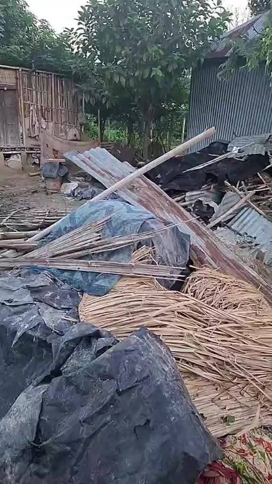 হেমতাবাদে বিজেপি কর্মীদের বাড়ি ঘড় ভাঙচুর।
হেমতাবাদ এর নওদা ডিলার পাড়ায় |বাড়ি ভাঙচুর করার অভিযোগ | অভিযোগ তিন ভাইয়ের বাড়ি ভাঙচুর করার | #harrsnews #live #hemtabad