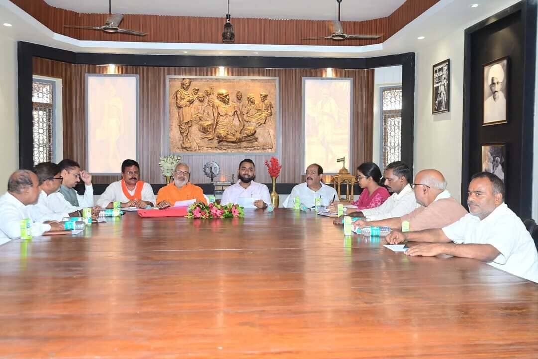 गाँधी संग्रहालय कार्यकारिणी समिति की बैठक संपन्न
जिलाधिकारी श्री सौरभ सुमन यादव की अध्यक्षता में मोतिहारी स्थित गांधी संग्रहालय में गांधी संग्रहालय कार्यकारिणी एक महत्वपूर्ण बैठक हुई
जिसमें उपाध्यक्ष श्री प्रकाश अस्थाना, सचिव श्री बिनय कुमार सिंह, प्रभारी पदाधिकारी सामान्य शाखा सुश्री निधि कुमारी, एवं अन्य सदस्य उपस्थित रहे।
कार्यकारिणी की बैठक में निम्न बिंदुओं पर विवश किया गया:
1. अतिथि गृह -सह- प्रेक्षागृह के संचालन एवं फर्नीचर के क्रय करने के संबंध में ।
2. परिसर के दुकान के मासिक किराया के संबंध में।
3. कर्मियों के मानदेय के संबंध में।
4. लाइब्रेरी के संचालन के संबंध में।
5. मेम्बरशिप प्रक्रिया निर्धारण के संबंध में।
6. विविध बिल के भुगतान के संबंध में।
7. बैंक खाता के ऑडिट के संबंध में।
8. गाँधी जयंती पर कार्यक्रम आयोजन के संबंध में।
उक्त बैठक में नव निर्मित अतिथिगृह सह ऑडिटोरियम के लिए फर्नीचर के क्रय हेतु टेंडर करने का निर्णय लिया गया।
गांधी संग्रहालय परिसर के दुकानों का किराया पुनः निर्धारण हेतु अनुमंडल पदाधिकारी को निर्देशित करने एवं बकाया राशि के भुगतान हेतु नोटीस करने का निर्णय लिया गया ।
अल्पकालिन अवधि के लिए कार्यरत कर्मियों का मानदेय बढ़ाने का निर्णय लिया गया।
गांधी जयंती के अवसर पर गांधी जी के जीवन एवं विचार से किताबों एवं खादी का स्टाल लगाने का निर्णय लिया गया।
Information & Public Relations Department, Government of Bihar Art, Culture and Youth Department, Government of Bihar