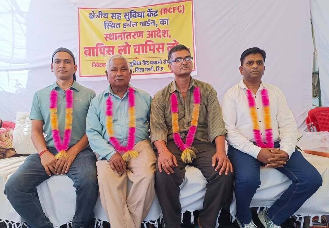 प्रोजेक्ट मैनेजमेंट कमेटी (RCFC) जोगिंदर नगर की जल्द होगी बैठक : गुरु शरण परमार
जोगिंदर नगर/शिव कुमार।
क्षेत्रीय सह सुविधा केंद्र (RCFC) बचाओ संघर्ष समिति का एक प्रतिनिधिमंडल प्रोजेक्ट मैनेजमेंट कमेटी के चेयरमैन आयुर्वेदिक कॉलेज पपरौला के प्रधानाचार्य प्रोफेसर विजय चौधरी से मुलाकात करने उनके कार्यालय में पहुँचा l यह जानकारी देते हुए संघर्ष समिति के अध्यक्ष गुरु शरण परमार ने बताया कि उनके साथ इस प्रतिनिधिमंडल में जिला परिषद भड़याड़ा कुशाल भारद्वाज, ट्रक यूनियन के प्रधान अजय ठाकुर, सेवानिवृत डी. एस. पी. पूर्व प्रदेशाध्यक्ष पुलिस एसोसिएशन ज्ञान चंद ठाकुर, व्यापार मंडल के दमनदीप सिंह भी शामिल रहे l सारी चर्चा के बाद विजय चौधरी ने कमेटी के सेक्रेटरी रविंदर कौडल को जल्द ही एक बैठक का आयोजन करने के लिए पांचों के सदस्यों की उपलब्धता की जानकारी जुटाकर बैठक बुलाने को कहा और कहा कि बाकि लोग जब उपलब्ध हों वह आ जाएंगे और जो भी 37 प्रश्न राष्ट्रीय औषधीय पादप बोर्ड ने इस संस्थान से पूछे हैं उनके जवाब साक्ष्यों सहित उसी क्रम में बनाए जाएंगे जिस तरह से वह चाह रहे हैं l जोगिंदर नगर में हजारों लोग इस संस्थान के स्थानांतरण के खिलाफ लामबंद हुए हैं और इनकी जनभावनाओं के साथ न्याय हो उसमें पूरा प्रयास किया जाएगा l वहीं संघर्ष समिति के क्रमिक अनशन के 33वें दिन पूर्व सैनिक नारायण थापा युवक मंडल अंदराहलू के प्रधान सुशील कुमार, मदन लाल व राज बंसल बैठे l