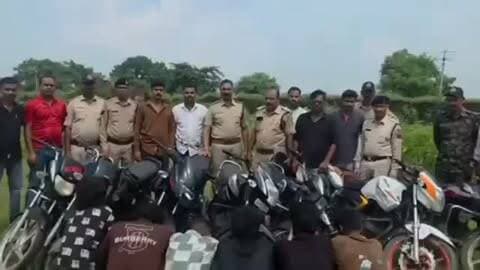 टीकमगढ़ पुलिस ने
अंतर्राज्यीय मोटरसाइकिल चोर गिरोह का किया पर्दाफाश
07 आरोपी गिरफ्तार, 09 चोरी की मोटरसाइकिल सहित करीब 3.90 लाख रुपये का मशरूका बरामद
पुलिस अधीक्षक टीकमगढ़ श्री सुधीर कुमार अग्रवाल के निर्देशन में जिले में चोरी एवं वाहन चोरी की घटनाओं पर प्रभावी अंकुश लगाने तथा आरोपियों की धरपकड़ के लिए लगातार कार्रवाई की जा रही है।
इसी क्रम में अतिरिक्त पुलिस अधीक्षक टीकमगढ़ श्री विक्रम सिंह एवं अनुविभागीय अधिकारी पुलिस टीकमगढ़ श्री राहुल कटरे के मार्गदर्शन में थाना कोतवाली प्रभारी निरीक्षक रवि भूषण पाठक के नेतृत्व में पुलिस टीम गठित की गई।
पुलिस टीम द्वारा मुखबिर तंत्र को सक्रिय कर चोरी की मोटरसाइकिलों एवं संदिग्ध व्यक्तियों के संबंध में लगातार जानकारी जुटाई जा रही थी। इसी दौरान दिनांक 21 सितम्बर 2026 को प्रातः मुखबिर से सूचना प्राप्त हुई कि कुछ संदिग्ध व्यक्ति अनगढ़ा बाईपास के पास चोरी की मोटरसाइकिल बेचने की फिराक में ,,