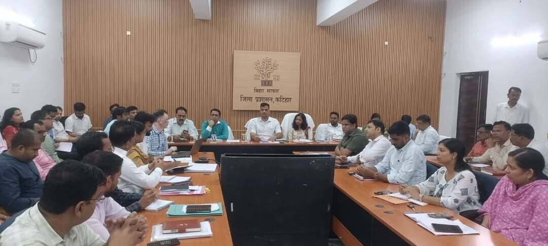 जिलाधिकारी कटिहार आशुतोष द्विवेदी की अध्यक्षता में प्राथमिकता समन्वय(priorities coordination) की बैठक हुई सम्पन्न:*
आज दिनांक-21.09.2026 को समाहरणालय सभागार में श्री आशुतोष द्विवेदी जिला पदाधिकारी, कटिहार की अध्यक्षता में सोमवारीय Priorities Coordination (प्राथमिकता समन्वय) की बैठक आहूत की गयी।
बैठक में जिला के सभी जिलास्तरीय पदाधिकारियों के द्वारा अपने-अपने विभागों से संबंधित प्राथमिकता वाले मुद्दों, महत्वपूर्ण लंबित मामलों, योजनाओं की प्रगति तथा आवश्यक कार्रवाई से संबंधित बिन्दुओं को PPT के माध्यम से जिला पदाधिकारी कटिहार के समक्ष बारी-बारी से प्रस्तुत किया गया।
जिलाधिकारी ने विभागवार प्रस्तुतियों का अवलोकन करते हुए संबंधित पदाधिकारियों यथा-शिक्षा, स्वास्थ्य, आई0सी0डी0एस0, विद्युत, भवन निर्माण, पी0एच0ई0डी0, राजस्व एवं अन्य संबंधित विभाग के कार्यालय प्रधान, प्रखंड विकास पदाधिकारी/अंचलाधिकारी के साथ विचार-विमर्श करने के पश्चात् उसपर समय सीमा के भीतर आवश्यक कार्रवाई करते हुए निष्पादन करने का निदेश दिया।
उन्होंने विभिन्न विभागों के बीच अंतर विभागीय समन्वय से संबंधित विषयों पर स्पष्ट निर्देश दिया कि संबंधित विभाग आपसी समन्वय स्थापित कर कार्य करना सुनिश्चित करें ताकि अनावश्यक विलम्ब के कारण कार्य प्रभावित न होने पाये।
जिलाधिकारी ने बैठक में उपस्थित सभी पदाधिकारियों को निदेश दिया कि अपने-अपने विभाग से संबंधित महत्वपूर्ण एवं प्राथमिकता वाले कार्यों की नियमित समीक्षा करें, लंबित मामलों को चिन्हित कर लक्ष्य के अनुरूप निर्धारित समय में निष्पादन कराना सुनिश्चित करें।
उन्होंने आंगनबाड़ी केन्द्र, सामुदायिक भवन, पंचायत सरकार भवन सहित अन्य कई विभागों के महत्वपूर्ण लंबित योजनाओं को रेखांकित करते हुए निदेश दिया कि जनहित से जुडे़ मामले एवं सरकार की प्राथमिकताओं से संबंधित योजनाओं के क्रियान्वयन में विशेष तत्परता बरती जाये ताकि कार्यों में प्रगति एवं समस्याओं का त्वरित समाधान सुनिश्चित कराया जा सके। बैठक में जिलाधिकारी ने विभिन्न विभागों के प्राथमिक मुद्दों पर चर्चा करने के उपरांत उनके अनुपालन, निष्तारण एवं समयबद्ध कार्रवाई करने के संबंध में आवश्यक दिशा निर्देश भी दिया।
इस अवसर उप विकास आयुक्त, कटिहार डॉ नेहा, विभिन्न विभागों के जिलास्तरीय पदाधिकारीगण, संबंधित विभागों के अभियंतागण तथा जिला के प्रखंड विकास पदाधिकारी/अंचलाधिकारी सहित अन्य प्रखंड स्तरीय पदाधिकारीगण वीडियो कॉन्फ्रेंसिंग के जरिए उपस्थित रहें।
जिला जनसंपर्क पदाधिकारी,
कटिहार।
Information & Public Relations Department, Government of Bihar #CMSamrat #samratchoudhary #katihar