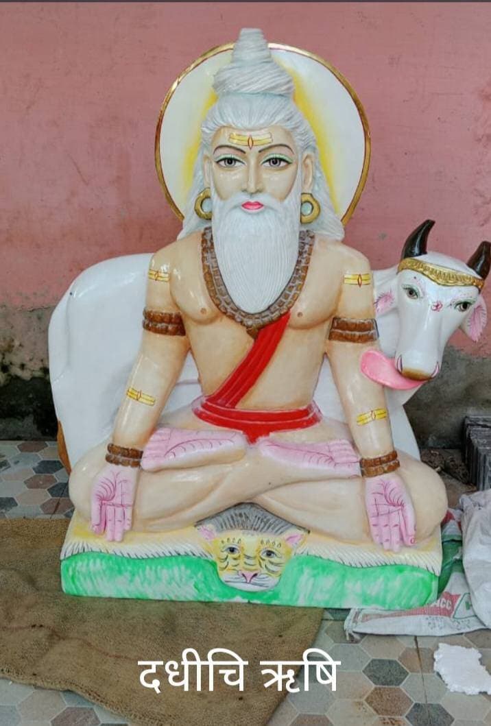 छपरा। सारण्य की पावन धरती स्थित महर्षि दधीचि आश्रम उमानाथ मंदिर परिसर में नवनिर्मित महर्षि दधीचि मंदिर के तीन दिवसीय लोकार्पण समारोह का भव्य आयोजन संपन्न हुआ। समारोह में देश-विदेश के विभिन्न क्षेत्रों से सैकड़ों दधीचि वंशज एवं श्रद्धालु शामिल हुए। तीन दिनों तक पूरा शहर महर्षि दधीचि के जयकारों से गूंजता रहा।
कार्यक्रम में मुख्य अतिथि महाराजगंज सांसद जनार्दन सिंह सिग्रीवाल, इंदौर से शंकर लाल शर्मा, जयप्रकाश विश्वविद्यालय के कुलपति परमिंदर बाजपेई एवं पूर्व मंत्री उदित राय उपस्थित रहे। विशिष्ट अतिथियों में बक्सर के जगतगुरु मधुसूदनाचार्य तथा राजस्थान के सतीश दाधीच शामिल हुए।
राष्ट्रसंत श्री गोविंद देव गिरी जी के संरक्षण में दधीचि सेवा ट्रस्ट, इंदौर के सहयोग से भव्य मंदिर का निर्माण कराया गया। समारोह के दौरान कलश यात्रा, नगर परिभ्रमण, सांस्कृतिक कार्यक्रम, भजन-कीर्तन सहित विभिन्न धार्मिक अनुष्ठानों का आयोजन हुआ।
देश-विदेश से पहुंचे श्रद्धालुओं का छपरा रेलवे स्टेशन पर स्वागत किया गया, जबकि उनके ठहरने की व्यवस्था मारुति मानस मंदिर में की गई थी। अतिथियों के स्वागत के लिए शहर के विभिन्न स्थानों पर आकर्षक तोरण द्वार बनाए गए थे।
समारोह के दौरान मुख्य अतिथि सांसद जनार्दन सिंह सिग्रीवाल को अरुण पुरोहित एवं शंकर लाल शर्मा ने राजस्थानी पगड़ी पहनाकर सम्मानित किया। वहीं मंदिर समिति के अध्यक्ष मदन मोहन सिंह, सचिव परशुराम राय मुखिया एवं कोषाध्यक्ष विभूति नारायण शर्मा ने कुलपति परमिंदर बाजपेई, पूर्व मंत्री उदित राय, दधीचि सेवा ट्रस्ट इंदौर के अध्यक्ष शंकर लाल शर्मा एवं राजस्थान के सतीश दाधीच को अंगवस्त्र एवं प्रतीक चिह्न देकर सम्मानित किया।
मंदिर समिति के संयोजक एवं धर्म प्रचारक अरुण पुरोहित तथा अध्यक्ष मदन मोहन सिंह को भी शंकर लाल शर्मा द्वारा प्रतीक चिह्न देकर सम्मानित किया गया।
आचार्य रंगनाथ तिवारी, आचार्य श्याम सुंदर शर्मा, आचार्य मनीष पांडे, आचार्य मुन्ना पाठक सहित राजस्थान से पहुंचे दर्जनों आचार्यों ने वैदिक मंत्रोच्चार के बीच धार्मिक अनुष्ठानों को संपन्न कराया।
कार्यक्रम में स्थानीय विधायक छोटी कुमारी, भाजपा नेता धर्मेंद्र शाह, राष्ट्रीय स्वयंसेवक संघ के विभाग प्रमुख विजय कुमार सिंह, अवध किशोर मिश्रा, डॉ. सत्येंद्र सिंह, अखिल भारतीय मारवाड़ी सम्मेलन के भगवती प्रसाद जगाती, विजय चौधरी, दधीचि देहदान समिति के संरक्षक डॉ. हरेंद्र सिंह, उपाध्यक्ष राजेश मिश्रा, जिला अध्यक्ष संजीव चौधरी, विश्व हिंदू परिषद के अध्यक्ष सुमित कुमार सिंह, कोषाध्यक्ष विनोद कुमार सिंह, प्रभात कुमार सिंह, अजय कुमार सिंह, मां कामाख्या देवी मंदिर समिति के सचिव चंद्र मोहन प्रसाद, स्वामीनारायण सहित विभिन्न सामाजिक एवं धार्मिक संगठनों के प्रतिनिधि एवं बड़ी संख्या में श्रद्धालु मौजूद रहे।
समारोह के दौरान आयोजित विशाल भंडारे में करीब 5,000 श्रद्धालुओं ने प्रसाद ग्रहण किया। कार्यक्रम की सफलता पर संयोजक अरुण पुरोहित ने छपरा के समस्त नागरिकों एवं सहयोगियों के प्रति आभार व्यक्त किया।
विश्व मानचित्र पर दधीचि की तपोस्थली लाने का प्रयास
संयोजक अरुण पुरोहित ने कहा कि सारण्य की पवित्र भूमि पर स्थित महर्षि दधीचि की तपोस्थली को विश्व के मानचित्र पर स्थापित करने तथा इसे प्रमुख धार्मिक एवं पर्यटन स्थल के रूप में विकसित कराने के लिए निरंतर प्रयास जारी रहेगा। उन्होंने कहा कि महर्षि दधीचि ने त्याग और जनकल्याण का जो संदेश दिया, वह आज भी समाज और राष्ट्र के लिए प्रेरणादायी है।
त्याग और बलिदान के प्रतीक हैं महर्षि दधीचि
धार्मिक मान्यताओं के अनुसार जब वृत्रासुर नामक राक्षस के आतंक से तीनों लोक प्रभावित थे, तब देवताओं ने महर्षि दधीचि से उनकी अस्थियों का दान मांगा। महर्षि दधीचि ने लोककल्याण के लिए अपना शरीर त्याग दिया। मान्यता है कि उनकी अस्थियों से बने वज्र से इंद्र ने वृत्रासुर का वध किया।
महर्षि दधीचि की यह कथा त्याग, परोपकार और जनकल्याण का संदेश देती है। दधीचि आश्रम को श्रद्धालु आस्था और आध्यात्मिक शांति का महत्वपूर्ण केंद्र मानते हैं।