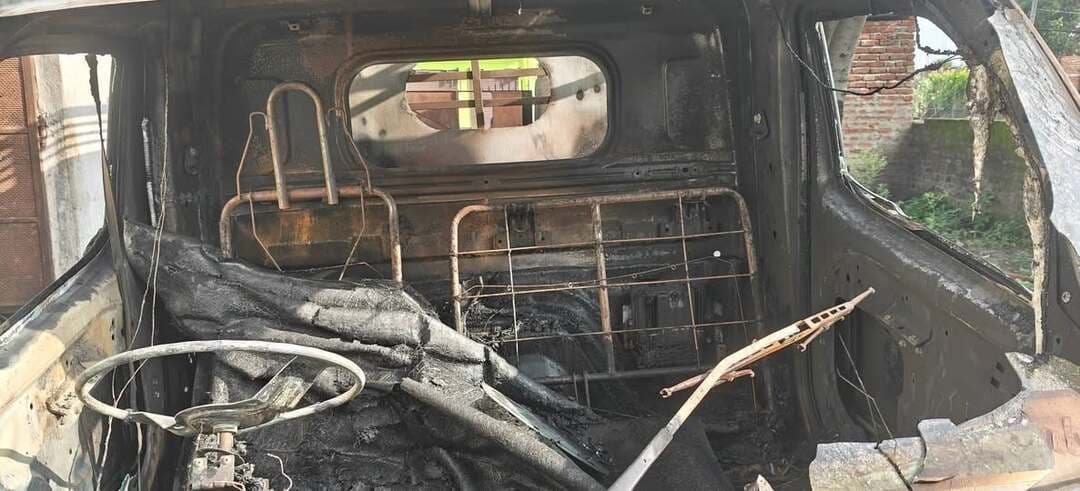 🔥 गोह में देवी मंदिर के पास पिकअप में लगी आग, अज्ञात लोगों पर आग लगाने का आरोप
गोह में देवी मंदिर के पास सोमवार की सुबह एक पिकअप वाहन में आग लगने की घटना सामने आई है। वाहन धर्मेंद्र गुप्ता, पिता स्वर्गीय प्रेमचंद गुप्ता, गोह का बताया जा रहा है।
बताया जा रहा है कि अज्ञात लोगों द्वारा पिकअप में आग लगाए जाने की आशंका है। घटना के बाद मौके पर लोगों की भीड़ जुट गई। आग लगने के कारण वाहन को नुकसान पहुंचने की सूचना है।
घटना की जानकारी स्थानीय पुलिस को दी गई है। आग लगने के वास्तविक कारण और इसमें किसी की संलिप्तता की पुष्टि जांच के बाद ही हो सकेगी।
📍 स्थान: देवी मंदिर के पास, गोह
⚠️ मामले की जांच जारी है।
#Aurangabad #BreakingNews #गोह #औरंगाबाद #पिकअप #आग