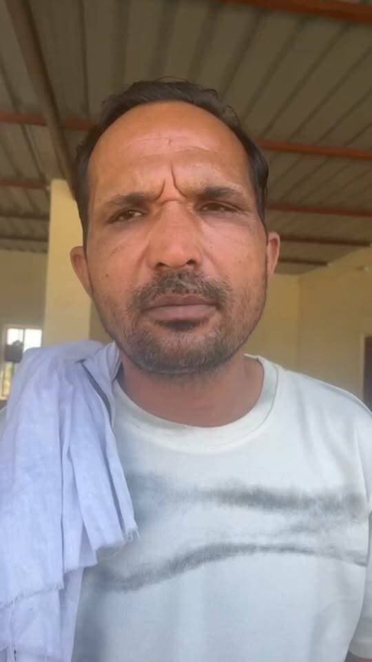 सूरतगढ़
कांग्रेस के लापता पार्षद कृष्ण बेनीवाल उर्फ कीनिया का वीडियो आया सामने, वायरल वीडियो में पार्षद ने स्वेच्छा से वोट नहीं देने की कहीं बात, वीडियो में कहा 'मैं दोनों पार्टियों को नहीं दे सकता वोट', 'दोनों मेरे लिए बराबर, 'कांग्रेस से मैं गद्दारी नहीं कर सकता', 'बीजेपी को मैं वोट दे नहीं सकता', बोला 'मेरे परिवार की सुरक्षा की जिम्मेदारी प्रशासन की'.