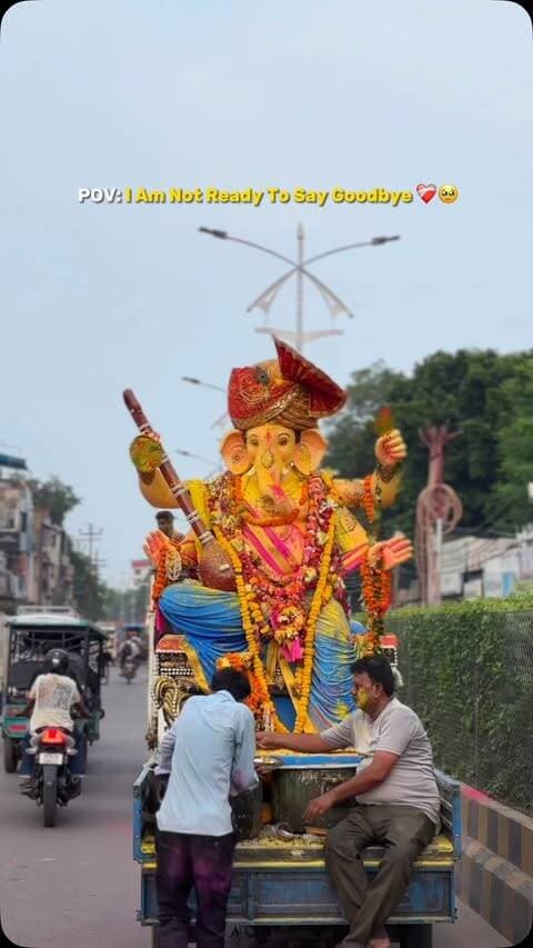 अभी ना जाओ छोड़ कर ❤️🩹🥹😢
.
.
#ganpativisarjan #ganeshutsav #trendingnow #viral #explore