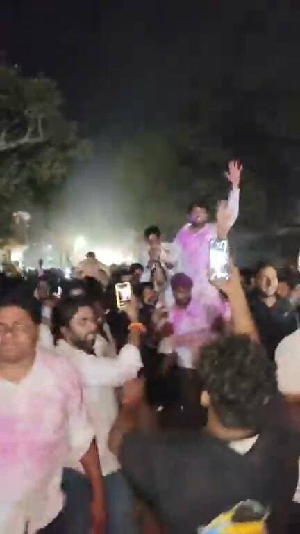 तिजारा में कांग्रेस का सभापति बनाये जाने पर पूर्व विधायक सन्दीप यादव व कांग्रेस नेता का समर्थको ने किया कंधों पर उठा कर भव्य स्वागत