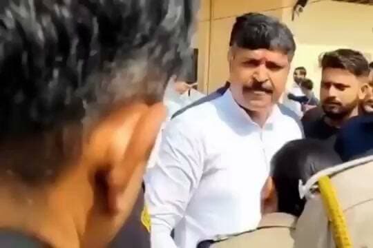 अलवर के मालाखेड़ा में चुनाव के दौरान नेता प्रतिपक्ष टीकाराम जूली की हुई पुलिस से जमकर बहस