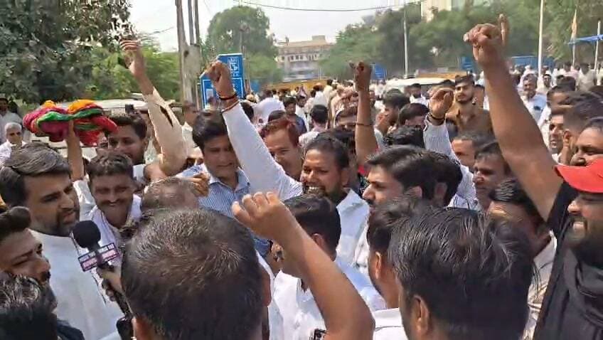 नीमराणा नगरपालिका में कांग्रेस का बोर्ड बनने पर मुंडावर विधायक ललित यादव का हुआ भव्य स्वागत