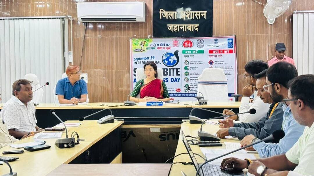 घर बैठे बनाएं ABHA कार्ड, डिजिटल स्वास्थ्य सेवाओं से जुड़ेंगे लोग
जहानाबाद : अब जिले के लोग घर बैठे अपने मोबाइल फोन से आयुष्मान भारत स्वास्थ्य खाता (ABHA) बना सकेंगे। इसके लिए उन्हें किसी कार्यालय या स्वास्थ्य केंद्र का चक्कर लगाने की जरूरत नहीं होगी। जिला प्रशासन की पहल पर ABHA निर्माण को लेकर व्यापक स्तर पर जागरूकता अभियान चलाया जाएगा। सोमवार को समाहरणालय के सभा कक्ष में जिला पदाधिकारी छिरिङ वाई भूटिया की अध्यक्षता में ABHA निर्माण एवं इससे संबंधित कार्यों की समीक्षा बैठक हुई।
बैठक में जिला पदाधिकारी ने जिले के अधिक से अधिक नागरिकों का ABHA बनाने पर जोर दिया। उन्होंने कहा कि ABHA डिजिटल स्वास्थ्य पहचान के रूप में काम करता है। इसके माध्यम से लोग अपने स्वास्थ्य रिकॉर्ड को डिजिटल रूप में सुरक्षित और व्यवस्थित रख सकते हैं। अस्पताल, क्लीनिक और अन्य स्वास्थ्य संस्थानों में स्वास्थ्य सेवाओं से जुड़ी प्रक्रिया में भी इससे सुविधा मिल सकती है।
डीएम ने शिक्षा विभाग, जीविका और आईसीडीएस के अधिकारियों को अपने-अपने स्तर से लोगों को जागरूक करने तथा अधिक से अधिक ABHA बनाने के लिए आवश्यक कार्रवाई करने का निर्देश दिया। वहीं, आशा कार्यकर्ताओं को M-ABHA के माध्यम से घर-घर जाकर लोगों को ABHA निर्माण में सहयोग करने को कहा गया।
डीएम ने बताया कि नागरिक ABHA ऐप के माध्यम से मोबाइल से ही पंजीकरण कर सकते हैं। उपलब्ध पहचान सत्यापन विकल्पों के जरिए कुछ ही मिनट में ABHA बनाया जा सकता है। इसके लिए किसी तरह का शुल्क नहीं लिया जाता है। स्वास्थ्य विभाग को प्रक्रिया और उपयोगिता की जानकारी सरल भाषा में लोगों तक पहुंचाने का निर्देश दिया गया है।
जिला प्रशासन ने आमजनों से अपना ABHA बनवाने के साथ परिवार और आसपास के लोगों को भी इसके प्रति जागरूक करने की अपील की है।