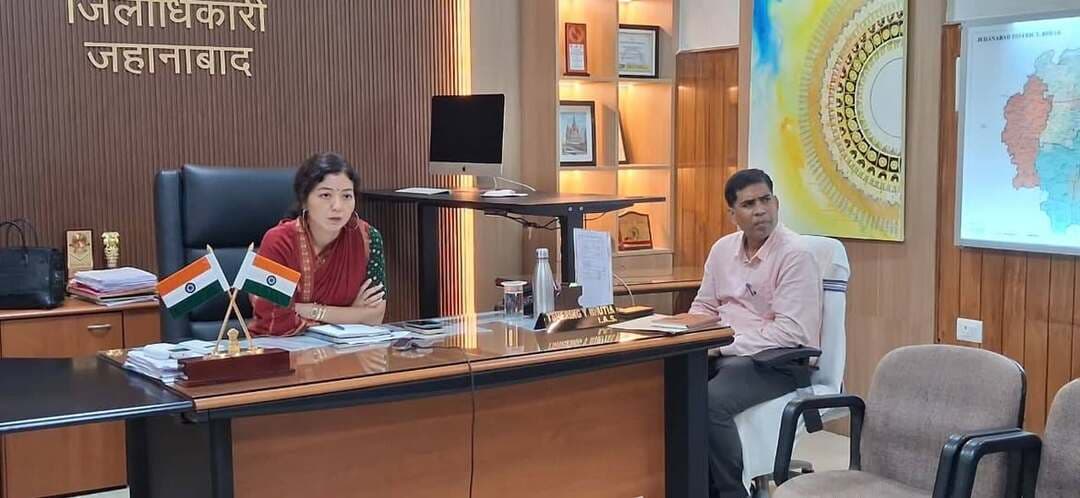 अभियान बसेरा के लिए अब पंचायत व अंचल स्तर पर ही जमा होगा आवेदन
जहानाबाद : अभियान बसेरा के तहत पर्चा के लिए आवेदन करने वाले लोगों को अब पटना जाने की जरूरत नहीं होगी। जिला प्रशासन ने अंचल और पंचायत स्तर पर ही आवेदन जमा करने की व्यवस्था की है। 22 सितंबर से अगले सात दिनों तक जिले के सभी ग्राम पंचायतों के पंचायत सरकार भवन/पंचायत भवन और संबंधित अंचल कार्यालय सुबह पांच बजे से खुलेंगे। यहां आवेदकों से आवेदन लिए जाएंगे और उन्हें अनिवार्य रूप से प्राप्ति रसीद दी जाएगी। पोर्टल की सुविधा उपलब्ध होने पर क्यूआर कोड आधारित रसीद भी दी जाएगी।
मुख्यमंत्री सचिवालय की ओर से सोमवार को वीडियो कांफ्रेंसिंग के माध्यम से अभियान बसेरा की समीक्षा की गई। इसमें पर्चा के लिए जहानाबाद से लोगों के पटना पहुंचने की सूचना पर स्थानीय स्तर पर आवेदन लेने की प्रभावी व्यवस्था और व्यापक प्रचार-प्रसार का निर्देश दिया गया। वीसी में डीएम छिरिङ वाई भूटिया और एसपी कोटा किरण कुमार शामिल हुए।
वीसी के बाद डीएम ने राजस्व, पुलिस और संबंधित विभागों के अधिकारियों के साथ बैठक कर तैयारियों की समीक्षा की। उन्होंने राजस्व कर्मियों, पंचायत सचिव, विकास मित्र समेत प्रतिनियुक्त कर्मियों को आवेदन लेने और आवेदकों को सहयोग देने का निर्देश दिया। वरीय पदाधिकारी अपने-अपने क्षेत्रों में भ्रमण कर केंद्रों की व्यवस्था की निगरानी करेंगे।
पटना ले जाने वालों पर रहेगी नजर
डीएम ने प्रमुख नाकों, सीमावर्ती क्षेत्रों और रेलवे स्टेशन पर मजिस्ट्रेट के साथ पुलिस बल की प्रतिनियुक्ति का निर्देश दिया। राष्ट्रीय राजमार्ग और बाईपास से जुड़े थाना क्षेत्रों में भी निगरानी रखी जाएगी। अभियान बसेरा के नाम पर लोगों को संगठित कर पटना ले जाने या गुमराह करने वालों को चिन्हित कर नियमानुसार कार्रवाई की जाएगी।
प्रशासन की ओर से सभी अंचलों में माइकिंग, फ्लेक्स और अन्य माध्यमों से प्रचार किया जाएगा। विकास मित्रों और जीविका के माध्यम से गांवों व महादलित टोलों तक जानकारी पहुंचाई जाएगी। डीएम ने लोगों से अपील की कि वे किसी के बहकावे में न आएं और अपना आवेदन अंचल कार्यालय या पंचायत भवन में ही जमा कर उसकी रसीद अवश्य प्राप्त करें।
