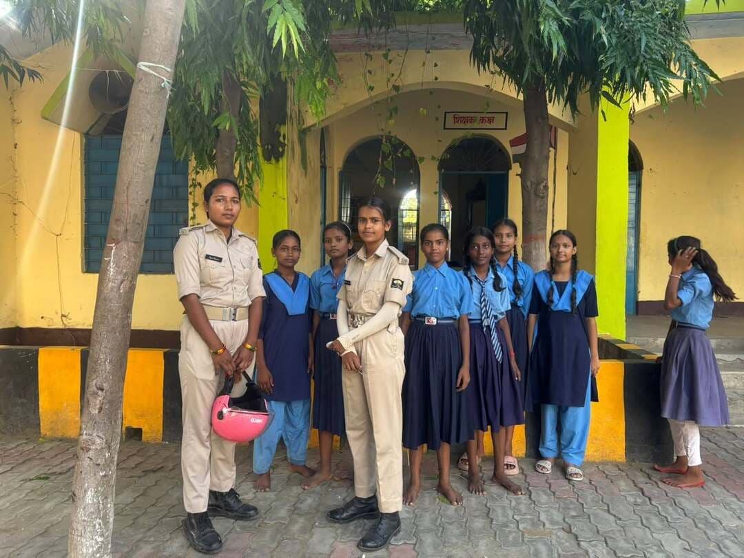 स्कूल, बाजार और संवेदनशील स्थानों पर ‘पुलिस दीदी’ की विशेष निगरानी
जहानाबाद : पुलिस अधीक्षक के निर्देश पर सोमवार को ‘पुलिस दीदी’ की टीम ने जिले के विभिन्न क्षेत्रों में बाइक और स्कूटी से सघन पेट्रोलिंग की। इस दौरान स्कूलों, बाजारों और अन्य संवेदनशील स्थानों पर विशेष निगरानी रखी गई।
पेट्रोलिंग के दौरान टीम ने महिलाओं और बच्चियों की सुरक्षा को लेकर सतर्कता बरती। साथ ही छात्राओं एवं बच्चों से संवाद कर उन्हें सुरक्षा के प्रति जागरूक किया गया। पुलिस टीम ने किसी भी तरह की परेशानी होने पर तत्काल पुलिस को सूचना देने के लिए प्रेरित किया।
पुलिस के अनुसार, ‘पुलिस दीदी’ टीम के माध्यम से जिले में महिलाओं और बच्चियों की सुरक्षा को लेकर लगातार निगरानी की जा रही है। स्कूल और सार्वजनिक स्थलों के आसपास पेट्रोलिंग बढ़ाकर सुरक्षा का माहौल बनाए रखने का प्रयास किया जा रहा है