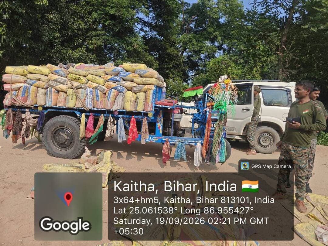 अवैध खनन, परिवहन एवं भंडारण के विरुद्ध प्राप्त सूचनाओं के आलोक में जिला खनन टीम द्वारा सुनियोजित एवं सतत रूप से छापेमारी अभियान चलाया जा रहा है। इसी क्रम में विगत सप्ताह रजौन, बांका, बाराहाट एवं बेलहर थाना अंतर्गत विभिन्न स्थानों पर कार्रवाई करते हुए कुल 08 वाहनों को जप्त किया गया तथा संबंधित मामलों में लगभग 35 लाख रुपये का दंड अधिरोपित किया गया है।
समाहर्ता, बांका द्वारा अवैध बालू खनन, परिवहन एवं भंडारण में संलिप्त व्यक्तियों के विरुद्ध नियमित रूप से प्रभावी एवं कठोर कार्रवाई सुनिश्चित करने का निर्देश संबंधित पदाधिकारियों को दिया गया है। साथ ही, अवैध खनन एवं परिवहन की गतिविधियों पर सतत निगरानी रखते हुए प्राप्त सूचनाओं के आधार पर त्वरित कार्रवाई करने का निर्देश दिया गया है।