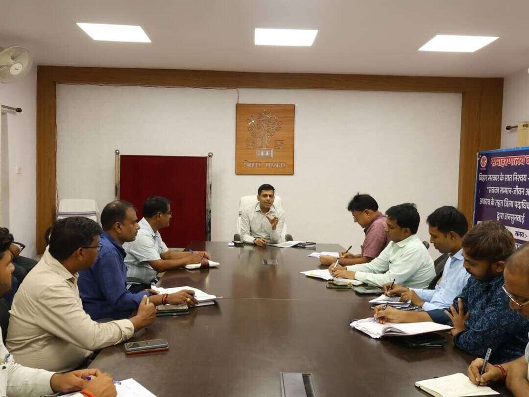 जिला पदाधिकारी, बांका श्री अंशुल अग्रवाल की अध्यक्षता में सोमवार को विभिन्न विकासात्मक एवं महत्वपूर्ण परियोजनाओं के लिए भूमि की उपलब्धता एवं भूमि चयन के संबंध में अंचल अधिकारियों के साथ बैठक आयोजित की गई।
बैठक में महत्वपूर्ण परियोजनाओं के लिए भूमि चिन्हित करते समय विभिन्न बिंदुओं का विशेष ध्यान रखने का निर्देश दिया गया। इसमें चिन्हित भूमि की प्रकृति, वन क्षेत्र, सरकारी एवं रैयती भूमि, प्रभावित परिवारों की संख्या तथा अनुसूचित जाति/जनजाति के प्रभावित परिवारों की संख्या आदि की जानकारी संकलित करने को कहा गया।
जिला पदाधिकारी ने निर्देश दिया कि परियोजनाओं के लिए भूमि का चयन करते समय रेलमार्ग एवं सड़क मार्ग की उपलब्धता तथा पानी की उपलब्धता को भी ध्यान में रखा जाए। साथ ही, चिन्हित भूमि से संबंधित आवश्यक विवरण एवं प्रतिवेदन तैयार करने का निर्देश दिया गया।
बैठक में विभिन्न परियोजनाओं के लिए उपलब्ध भूमि की भी समीक्षा की गई। बड़ी सरकारी परियोजनाओं के लिए चिन्हित भूमि तथा अन्य संभावित भूमि की उपलब्धता पर चर्चा की गई। साथ ही, विभिन्न क्षेत्रों में उपलब्ध भूमि का समुचित विवरण तैयार करने पर बल दिया गया।
जिला पदाधिकारी ने निर्देश दिया कि सभी बड़ी एवं महत्वपूर्ण परियोजनाओं के लिए उपलब्ध एवं उपयुक्त भूमि का समेकित विवरण तैयार कर भूमि बैंक का निर्माण/संधारण किया जाए। भविष्य में किसी बड़ी परियोजना के लिए भूमि की आवश्यकता होने पर भूमि बैंक में उपलब्ध भूमि के विवरण के आधार पर उपयुक्त भूमि का चयन किया जा सकेगा। इससे परियोजनाओं के लिए भूमि चयन की प्रक्रिया में तेजी आएगी तथा अनावश्यक विलंब से बचा जा सकेगा।
जिला पदाधिकारी ने निर्देश दिया कि भूमि चयन के उपरांत अधिग्रहण की प्रक्रिया में अनावश्यक विलंब न हो। भूमि अधिग्रहण से संबंधित मामलों में आवश्यक कार्रवाई एवं प्रक्रियाओं का समयबद्ध निष्पादन सुनिश्चित करने को कहा गया।