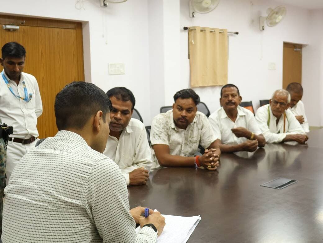 बिहार सरकार के सात निश्चय–3 के अंतर्गत सातवें निश्चय “सबका सम्मान–जीवन आसान (Ease of Living)” के उद्देश्यों के अनुरूप प्रशासनिक व्यवस्था को अधिक सुदृढ़, संवेदनशील एवं जवाबदेह बनाए जाने की दिशा में महत्वपूर्ण पहल की जा रही है।
इसी क्रम में आज जिला पदाधिकारी, बांका श्री अंशुल अग्रवाल की अध्यक्षता में समाहरणालय के मिनी सभागार में आमजनों की समस्याओं की सुनवाई की गई। इस दौरान प्राप्त शिकायतों के निष्पादन हेतु संबंधित पदाधिकारियों को आवश्यक निर्देश दिए गए। आज कुल 37 आवेदकों ने अपनी समस्याओं एवं शिकायतों से संबंधित आवेदन प्रस्तुत किए।
साथ ही, जिले के सभी जिला स्तरीय एवं प्रखंड स्तरीय पदाधिकारियों द्वारा अपने-अपने कार्यालयों में उपस्थित रहकर आम नागरिकों की समस्याएं सुनी गईं। कई मामलों का समाधान तत्काल कर दिया गया, जबकि शेष प्राप्त शिकायतों के त्वरित एवं गुणवत्तापूर्ण निष्पादन हेतु आवश्यक कार्रवाई प्रारंभ कर दी गई है।
जिला पदाधिकारी ने सभी पदाधिकारियों को स्पष्ट निर्देश दिया कि वे निर्धारित दोनों कार्य दिवसों में अनिवार्य रूप से अपने-अपने कार्यालयों में उपस्थित रहकर आमजनों की समस्याओं की सुनवाई करें तथा उनके समाधान को सर्वोच्च प्राथमिकता दें। उन्होंने कहा कि प्रशासन का उद्देश्य नागरिकों को समयबद्ध, पारदर्शी एवं प्रभावी सेवाएं उपलब्ध कराना है, जिससे आमजन का प्रशासन पर विश्वास और अधिक सुदृढ़ हो।