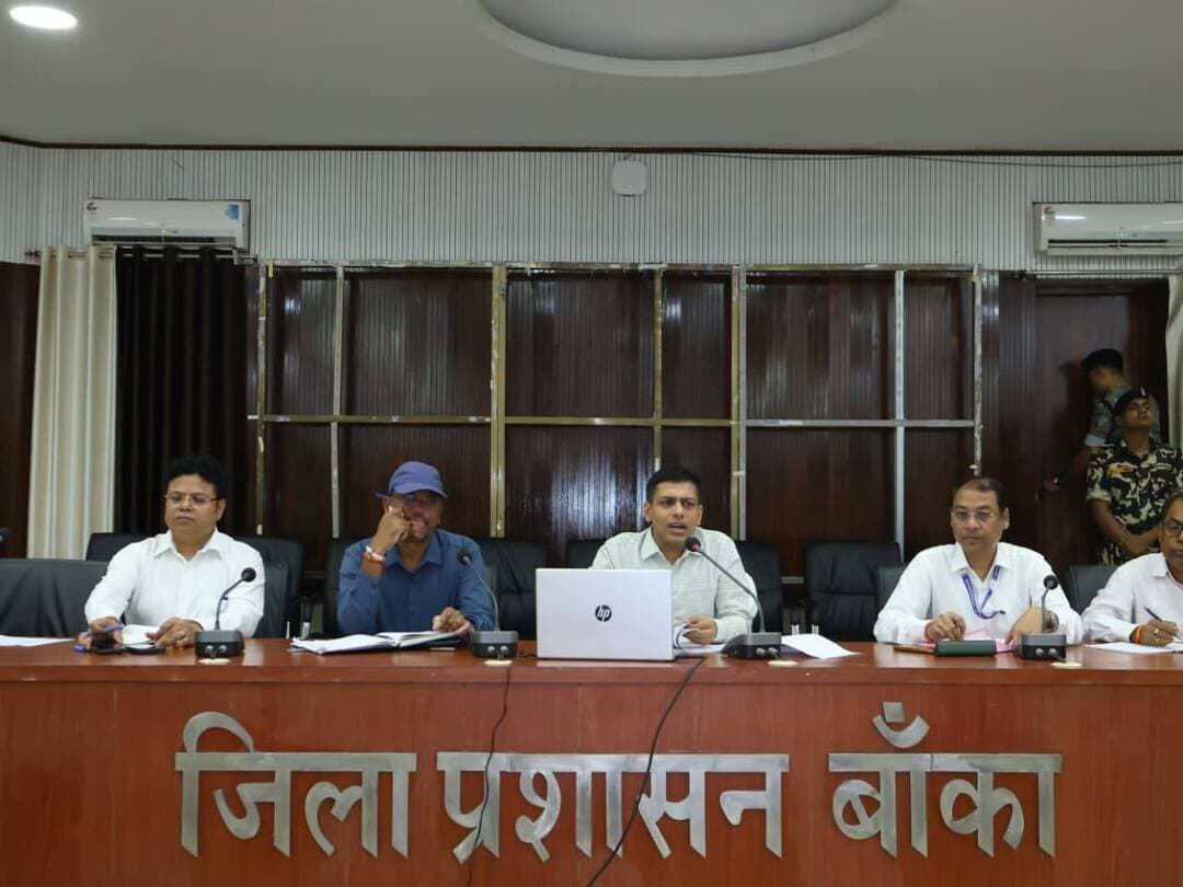 बांका समाहरणालय सभागार में सोमवार को जिला पदाधिकारी, बांका श्री अंशुल अग्रवाल की अध्यक्षता में सभी जिला स्तरीय पदाधिकारियों के साथ साप्ताहिक समीक्षा बैठक आयोजित की गई।
बैठक में CWJC, MJC, नीलाम पत्र वाद, सेवा संवाद, मानवाधिकार, मुख्यमंत्री डैशबोर्ड, फार्मर रजिस्ट्री, डिजिटल क्रॉप सर्वे, भू-समाधान पोर्टल सहित विभिन्न लोक कल्याणकारी योजनाओं एवं लंबित मामलों की बिंदुवार समीक्षा की गई।
गत सप्ताह की तुलना में वर्तमान प्रगति का आकलन करते हुए जिला पदाधिकारी ने सभी विभागीय पदाधिकारियों को लंबित मामलों का त्वरित एवं गुणवत्तापूर्ण निष्पादन सुनिश्चित करने का निर्देश दिया।
सहयोग शिविर के तहत विगत सप्ताह 104 नए परिवाद दर्ज किए गए। जिला पदाधिकारी ने सभी परिवादों का गुणवत्तापूर्ण एवं समयबद्ध निष्पादन सुनिश्चित करने का निर्देश दिया।
डिजिटल क्रॉप सर्वे की समीक्षा के दौरान बताया गया कि विगत सप्ताह 73,566 सर्वे का कार्य किया गया। वहीं फार्मर रजिस्ट्री में 1,223 रैयतों का पंजीकरण तथा प्रधानमंत्री किसान योजना से संबंधित 283 कार्य किए गए। फार्मर रजिस्ट्री में अपेक्षाकृत कम प्रगति पर जिला पदाधिकारी ने खेद व्यक्त करते हुए जिला कृषि पदाधिकारी को कार्ययोजना तैयार कर कार्य में तेजी लाने तथा कार्य में रुचि नहीं लेने वाले कर्मियों को चिन्हित कर आवश्यक कार्रवाई करने का निर्देश दिया।
विशिष्ट दिव्यांग प्रमाण-पत्र की समीक्षा के क्रम में बताया गया कि 09 सितंबर से 16 सितंबर के बीच 71 प्रमाण-पत्र निर्गत किए गए। जिला पदाधिकारी ने शेष आवेदनों के निष्पादन के लिए कैंप आयोजित कर कैंप मोड में कार्य करते हुए सभी पात्र आवेदकों को प्रमाण-पत्र उपलब्ध कराने का निर्देश दिया।
ओवरलोडिंग एवं दंड अधिरोपण से संबंधित कार्रवाई में 09 सितंबर से 16 सितंबर तक 15.58 लाख रुपये की राशि वसूल की गई। वहीं Illegal Mineral Mining के मामलों में 14.66 लाख रुपये की वसूली की गई, जबकि साप्ताहिक लक्ष्य 7.10 लाख रुपये निर्धारित था। जिला पदाधिकारी ने संबंधित पदाधिकारी को नियमित रूप से कार्रवाई की समीक्षा करते हुए राजस्व वसूली में निरंतरता बनाए रखने का निर्देश दिया।
एनीमिया मुक्त बिहार विशेष अभियान के तहत 09 सितंबर से 16 सितंबर तक 1,10,453 लोगों की स्क्रीनिंग की गई। एनीमिया स्क्रीनिंग के मामले में बांका जिला राज्य में प्रथम स्थान पर है, जबकि एनएसडी स्क्रीनिंग अभियान में बांका जिला द्वितीय स्थान पर है। जिला पदाधिकारी ने अभियान की निरंतर समीक्षा एवं क्षेत्र स्तर पर जांच करते हुए शत-प्रतिशत लक्ष्य प्राप्त करने की दिशा में आवश्यक कार्रवाई करने का निर्देश दिया।
संत रविदास विकास से संबंधित आवेदनों की समीक्षा के क्रम में विगत सप्ताह 4,071 आवेदनों के निष्पादन की जानकारी दी गई। जिला पदाधिकारी ने शेष लंबित मामलों का समयबद्ध निष्पादन सुनिश्चित करने का निर्देश दिया।
पेंशनधारियों के जीवन प्रमाणीकरण की समीक्षा के क्रम में विगत सप्ताह 1,447 पेंशनधारियों का जीवन प्रमाणीकरण किया गया। जिला पदाधिकारी ने कैंप मोड में कर्मियों को प्रतिनियुक्त कर शत-प्रतिशत जीवन प्रमाणीकरण सुनिश्चित करने का निर्देश दिया, ताकि कोई भी लाभुक योजना के लाभ से वंचित न रहे।
प्रधानमंत्री सूर्य घर योजना की समीक्षा के क्रम में पाया गया कि सोलर पैनल के अधिष्ठापन में वृद्धि तो हुई है लेकिन लक्ष्य अनुरूप अधिष्ठापन हेतु विशेष अभियान अपेक्षित है। जिला पदाधिकारी ने कार्यपालक अभियंता को योजना के निर्धारित लक्ष्यों के अनुरूप कार्य में और तेजी लाने तथा नियमित रूप से प्रगति की समीक्षा करने का निर्देश दिया।
नीलाम पत्र वादों की समीक्षा के क्रम में पाया गया कि नीलाम पत्र पदाधिकारियों द्वारा कोई डिस्ट्रेस वारंट निर्गत नहीं किया गया है। इस पर जिला पदाधिकारी ने असंतोष व्यक्त करते हुए नीलाम पत्र मामलों में बकायेदारों से बकाया राशि की वसूली के क्रम में नियमानुसार डिस्ट्रेस वारंट निर्गत करने की कार्रवाई सुनिश्चित करने का निर्देश दिया। साथ ही संबंधित मामलों में बॉडी वारंट निर्गत किए जाने की संभावित तिथि सहित अद्यतन प्रतिवेदन उपलब्ध कराने को कहा गया।
जिला पदाधिकारी ने सभी नीलाम पत्र पदाधिकारियों को नीलाम पत्र से संबंधित सभी मामलों की नियमित सुनवाई सुनिश्चित करने का निर्देश दिया, ताकि कोई भी बकाया मामला लंबित न रहे तथा राजस्व की वसूली प्रभावी रूप से सुनिश्चित की जा सके।
समीक्षा के क्रम में जिला कृषि पदाधिकारी के न्यायालय में नीलाम पत्र वाद से संबंधित एक मामला भी प्रकाश में आया, जिसमें बैंक द्वारा NOC दिए जाने के बावजूद रजिस्टर-9 एवं रजिस्टर-3 के मिलान में नीलाम पत्र वाद अभी भी लंबित प्रदर्शित हो रहा था। जिला पदाधिकारी ने मामले को गंभीरता से लेते हुए दोषी कर्मी को चिन्हित कर आवश्यक कार्रवाई करने का निर्देश दिया।
सेवांत लाभ की समीक्षा के क्रम में बताया गया कि लंबे समय से लंबित दो मामलों का निष्पादन कर दिया गया है, जबकि आठ मामले अभी लंबित हैं। जिला पदाधिकारी ने शेष सभी लंबित मामलों का भी प्राथमिकता के आधार पर समयबद्ध निष्पादन सुनिश्चित करने का निर्देश दिया।
भू-समाधान पोर्टल की समीक्षा के क्रम में जिला पदाधिकारी ने सभी अंचल अधिकारियों को अपने-अपने क्षेत्र के थानाध्यक्षों के साथ प्रत्येक शनिवार बैठक आयोजित करने का निर्देश दिया। उन्होंने स्थानीय भूमि विवादों के मामलों की नियमित समीक्षा करते हुए उनके त्वरित निराकरण पर विशेष जोर दिया, ताकि भूमि विवादों के कारण उत्पन्न होने वाली विधि-व्यवस्था संबंधी समस्याओं की रोकथाम की जा सके।
जन शिकायत के मामलों की समीक्षा के क्रम में बताया गया कि प्राप्त सभी मामलों का निष्पादन कर दिया गया है तथा वर्तमान में जन शिकायत से संबंधित लंबित मामलों की संख्या शून्य है। इस पर जिला पदाधिकारी ने संतोष व्यक्त करते हुए निर्देश दिया कि आगे भी प्राप्त होने वाली जन शिकायतों का समयबद्ध एवं गुणवत्तापूर्ण निष्पादन सुनिश्चित किया जाए तथा मामलों को अनावश्यक रूप से लंबित न रखा जाए।
समीक्षा के क्रम में जिला पदाधिकारी द्वारा जिला कार्यक्रम पदाधिकारी, ICDS से विभागीय कार्यों एवं विभिन्न महत्वपूर्ण संकेतकों पर जिले की इस सप्ताह की रैंकिंग तथा प्रदर्शन की स्थिति के संबंध में जानकारी प्राप्त की गई। संबंधित पदाधिकारी द्वारा विभाग से जुड़े महत्वपूर्ण संकेतकों में जिले की वर्तमान रैंकिंग एवं प्रदर्शन की अद्यतन जानकारी उपलब्ध कराए जाने पर जिला पदाधिकारी ने संतोष व्यक्त किया।
जिला पदाधिकारी ने निर्देश दिया कि विभागीय योजनाओं एवं कार्यक्रमों की प्रगति, विभिन्न मानकों पर जिले की स्थिति तथा राज्य स्तर पर जिले की रैंकिंग की नियमित समीक्षा की जाए। उन्होंने कहा कि प्रत्येक विभाग के वरीय पदाधिकारी को अपने विभाग से संबंधित महत्वपूर्ण सूचकांकों, उपलब्धियों, कमियों एवं रैंकिंग की अद्यतन जानकारी अनिवार्य रूप से होनी चाहिए।
किराए के भवनों में संचालित आंगनबाड़ी केंद्रों के लिए भूमि उपलब्धता की समीक्षा के क्रम में जिला पदाधिकारी ने सभी अंचल अधिकारियों को निर्देश दिया कि ऐसे आंगनबाड़ी केंद्रों के पोषक क्षेत्र में केंद्र निर्माण हेतु आवश्यक भूमि की उपलब्धता सुनिश्चित की जाए। उन्होंने स्पष्ट निर्देश दिया कि आंगनबाड़ी केंद्रों के निर्माण में भूमि की अनुपलब्धता बाधा नहीं बननी चाहिए तथा इसके लिए प्राथमिकता के आधार पर आवश्यक कार्रवाई सुनिश्चित की जाए।कायाकल्प के तहत सभी किराए पर संचालित आंगनबाड़ी केंद्रों को भवन उपलब्ध कराना है।
इसके अतिरिक्त जिला पदाधिकारी ने सभी अंचल अधिकारियों को निर्देशित किया कि विभिन्न सरकारी योजनाओं एवं विभागीय कार्यों के तहत प्रस्तावित सरकारी संरचनाओं के निर्माण हेतु भी आवश्यक सरकारी भूमि की उपलब्धता सुनिश्चित की जाए, ताकि निर्माण कार्यों को समयबद्ध रूप से प्रारंभ एवं पूर्ण कराया जा सके।
बैठक में जिला पदाधिकारी ने सभी पदाधिकारियों को पूर्व की समीक्षा बैठकों में दिए गए निर्देशों का शत-प्रतिशत अनुपालन सुनिश्चित करने तथा विभागीय कार्यों की प्रगति में अपेक्षित सुधार लाने का निर्देश दिया। उन्होंने स्पष्ट किया कि सभी लंबित मामलों की नियमित समीक्षा करते हुए निर्धारित समय-सीमा के भीतर गुणवत्तापूर्ण निष्पादन सुनिश्चित किया जाए।