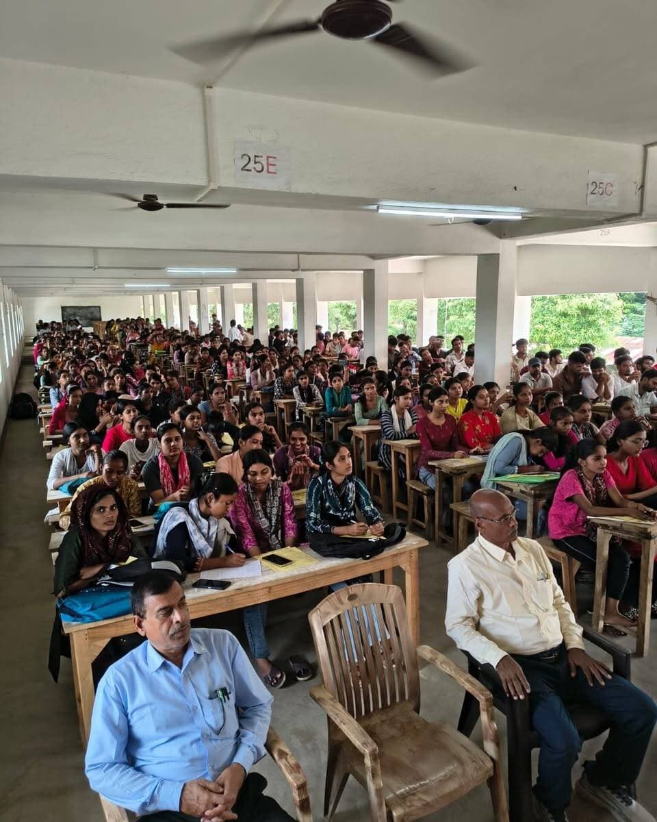 जिला पदाधिकारी, बांका के निदेश के आलोक में जिला निबंधन एवं परामर्श केंद्र द्वारा सार्वजनिक डिग्री कॉलेज समुखिया बांका में बिहार स्टूडेंट्स क्रेडिट कार्ड योजना, मुख्यमंत्री निश्चय स्वयं सहायता भत्ता योजना एवं कुशल युवा योजना का जानकारी सभी छात्र -छात्रों को दी गई|
सहायक प्रबंधक, जिला निबंधन एवं परामर्श केंद्र बांका, द्वारा बिहार स्टूडेंट क्रेडिट कार्ड योजना के बारे में विस्तृत जानकारी दी ताकि इस योजना का लाभ लेकर छात्र अपने लक्ष्य एवं भविष्य को बेहतर बना सकते हैं।
बिहार सरकार के द्वारा विद्यार्थियों को उच्च शिक्षा प्राप्त करने के लिए ऋण सुलभ कराने के उद्देश्य से बिहार स्टूडेंट क्रेडिट कार्ड योजना को शुरू किया गया है।
जिला के वैसे विद्यार्थी जो आर्थिक कारण से अपना आगे की पढ़ाई नहीं कर पा रहे हैं, वे इस योजना के तहत लोन प्राप्त कर अपनी पढ़ाई पूरी कर सकते हैं।
इस योजना के तहत विद्यार्थियों 10वीं एवं 12 वीं कक्षा के बाद आगे की पढ़ाई करने के लिए बिहार सरकार द्वारा अधिकतम चार लाख की राशि व्याज मुक्त प्रदान करने का सरकार द्वारा प्रावधान है।
सहायक प्रबंधक जिला निबंधन एवं परामर्श केंद्र बाँका द्वारा बताया गया कि मुख्यमंत्री निश्चय स्वयं सहायता भत्ता योजना के तहत वैसे बेरोजगार युवा एवं युवती जो इंटरमीडिएट /स्नातक उत्तीर्ण हैं और जिनका उम्र 20 से 25 वर्ष के बीच है।उन्हें रोजगार ढूंढ़ने हेतु प्रत्येक माह 1000 रुपए अधिकतम 2 वर्ष तक दिया जाता है। साथ ही तीन माह का कुशल युवा कार्यक्रम का प्रशिक्षण भी दिया जाता है।
कुशल युवा कार्यक्रम के तहत मैट्रिक/इंटरमीडिएट उत्तीर्ण छात्र छात्राओं को तीन माह का कंप्यूटर, भाषा संवाद एवं व्यवहार कौशल का गुणवत्तापूर्ण प्रशिक्षण दिया जाता है।
जिला निबंधन एवं परामर्श केंद्र से सहायक प्रबंधक और संस्थान से शिक्षक उपस्थित थें |