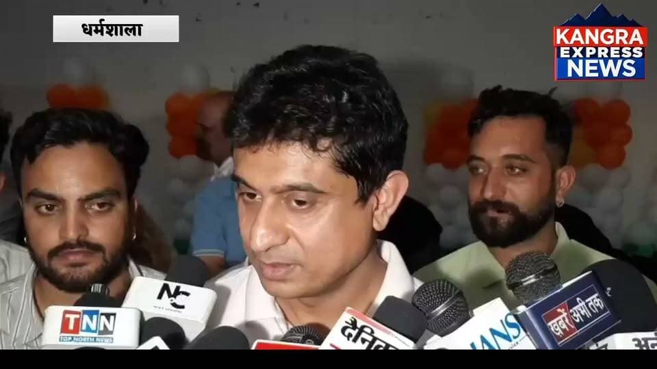 धर्मशाला में ‘छात्रों की गूंज’ कार्यक्रम, उदय भानु चिब ने रोजगार, पेपर लीक और नशे के मुद्दे पर BJP को घेरा |
Kangra Express
धर्मशाला : छात्रों की गूंज’ कार्यक्रम में भारतीय युवा कांग्रेस के राष्ट्रीय अध्यक्ष उदय भानु चिब ने छात्रों से सीधा संवाद किया। इस दौरान करियर, रोजगार, शिक्षा, पेपर लीक, महंगाई और नशे जैसे मुद्दों पर चर्चा हुई।
उदय भानु चिब ने कहा कि युवाओं की ओर से रोजगार, करियर और पेपर लीक को लेकर उठाए जा रहे सवाल जायज हैं। उन्होंने आरोप लगाया कि भाजपा को छात्रों की समस्याओं से ज्यादा अपनी राजनीति की चिंता है। चिब ने बेरोजगारी और महंगाई को लेकर प्रधानमंत्री नरेंद्र मोदी पर भी निशाना साधते हुए कहा कि युवाओं के सवालों का जवाब देना होगा।
नशे के मुद्दे पर भी उदय भानु चिब ने भाजपा और आम आदमी पार्टी की सरकारों पर आरोप लगाए और कहा कि युवा कांग्रेस युवाओं को नशे से बचाने के लिए अभियान चला रही है।
दिल्ली विश्वविद्यालय में NSUI की हार को लेकर भी उन्होंने प्रतिक्रिया दी और ABVP के समर्थन में प्रशासन तथा शिक्षकों के एक वर्ग के खड़े होने का दावा किया। साथ ही उन्होंने कहा कि चुनाव परिणाम पर स्वतंत्र उम्मीदवारों के मैदान में उतरने का भी असर पड़ा।
इंदौर में राहुल गांधी के ‘छात्रों की गूंज’ कार्यक्रम का जिक्र करते हुए चिब ने इसे युवाओं के लिए महत्वपूर्ण बताया। वहीं क्रिकेट प्रशासन को लेकर उन्होंने जय शाह पर भी सवाल उठाए।
धर्मशाला में आयोजित इस कार्यक्रम के जरिए युवा कांग्रेस ने रोजगार, शिक्षा, पेपर लीक, महंगाई, नशे और छात्र हितों से जुड़े मुद्दों को प्रमुखता से उठाया। हालांकि कार्यक्रम में उदय भानु चिब द्वारा लगाए गए भाजपा और अन्य दलों से जुड़े आरोप उनके राजनीतिक दावे हैं।